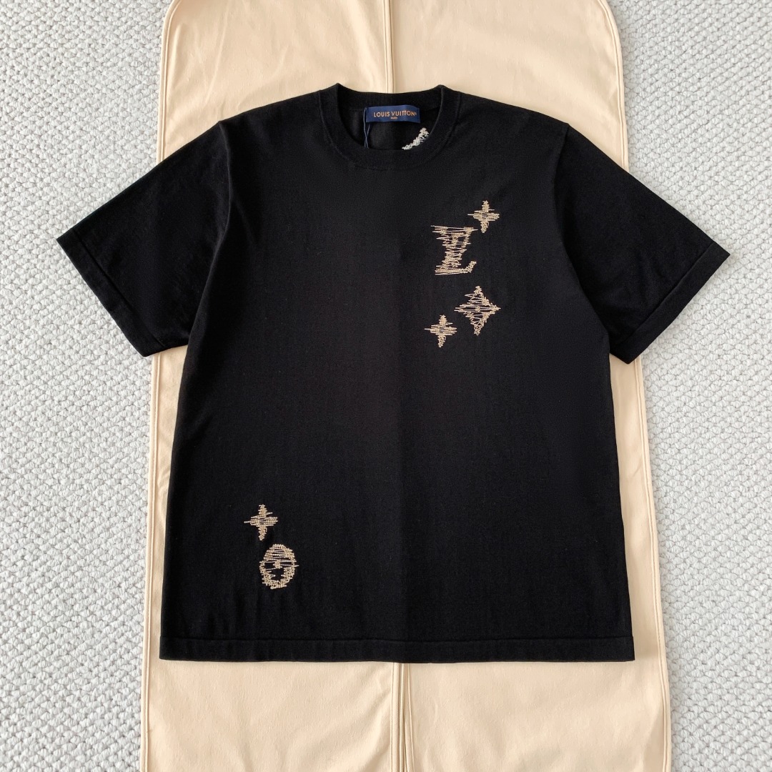 NO:826110,Original 1-1 development of black refined sulfur cotton LOUIS VUITTON hand-painted floral color-block embroidered short-sleeved T-shirt. Inspired by classic Monogram elements, the brand's iconic LV letters, four-leaf flowers and starburst patterns are reinterpreted with hand-painted embroidery techniques. Effortlessly fashionable, one piece can be worn in all seasons. The sense of luxury is hidden in the relaxed details. '[Scraggled hand-painted style embroidery, low-key yet recognizable]  Breaking the monotony of the traditional white T-shirt, it adopts blue and white contrasting hand-painted embroidery technology, and presents the classic Monogram elements in the form of 'scrawl stitches'. The body adopts an asymmetrical layout, and the scattered embroidery on the front and back is outlined with navy blue lines, giving it a casual and relaxed atmosphere. The basic white color has a wide range of adaptability, which is clean and refreshing when worn alone, and can easily brighten up the overall look when layered with jackets.  The brand recognition is hidden in the low-key. It is a high-end item that can be easily adapted to daily life, commuting, light socializing and other scenarios. gHeavy combed pure cotton, soft and skin-friendly. The front and rear elements are asymmetrically distributed. The front is embellished with the LV logo and presbyopia pattern, and the back continues with floral elements. The overall design balances brand recognition with a low-key sense of relaxation, making it easy to adapt to a variety of styles.  It is highly recognizable and can be easily worn for daily wear or light luxury occasions. It goes well with jeans and casual pants. It is comfortable and has a sense of brand. It is a must-have item for spring and summer! Complete with three standards, large quantities!  Size smlxl,Louis Vuitton-clothing,louis vuitton,louis vuitton,louis vuitton,jeans,jackets & coats,T-shirt,tees,t-shirt,19860909原版1-1开发 黑色 精硫棉 LOUIS VUITTON 手绘花卉拼色刺绣短袖T恤. 以经典Monogram元素为灵感,将品牌标志性的LV字母、四叶花卉与星芒图案,以手绘笔触的刺绣工艺重新演绎. 不费力的时髦,一件穿遍四季 高级感,藏在松弛的细节里 」【潦草手绘风刺绣,低调又有辨识度】 打破传统白T的单调感,采用蓝白撞色手绘感刺绣工艺,将经典Monogram元素以“潦草针脚”的形式呈现 衣身采用不对称布局,前后散落的刺绣以藏蓝线条勾勒,自带随性的松弛氛围 基础白色调适配度拉满,单穿干净清爽,叠搭外套也能轻松点亮整体造型 低调中藏着品牌辨识度,是一件能轻松适配日常、通勤、轻社交等多场景的高级感单品. g重磅精梳纯棉,软糯亲肤 前后不对称的元素分布,正面点缀LV标识与老花图案,背面延续花卉元素,整体设计平衡了品牌辨识度与低调松弛感,轻松适配多种穿搭风格. 辨识度满分日常穿搭或轻奢场合都能轻松驾驭,搭配牛仔裤,休闲裤都很OK,舒适又有品牌感,是春夏百搭必备单品!三标齐全,大货出！ 尺码smlxl,路易威登-服装,louis vuitton,louis vuitton,louis vuitton,jeans,jackets & coats,T-shirt,tees，t-shirt,,Women's clothing