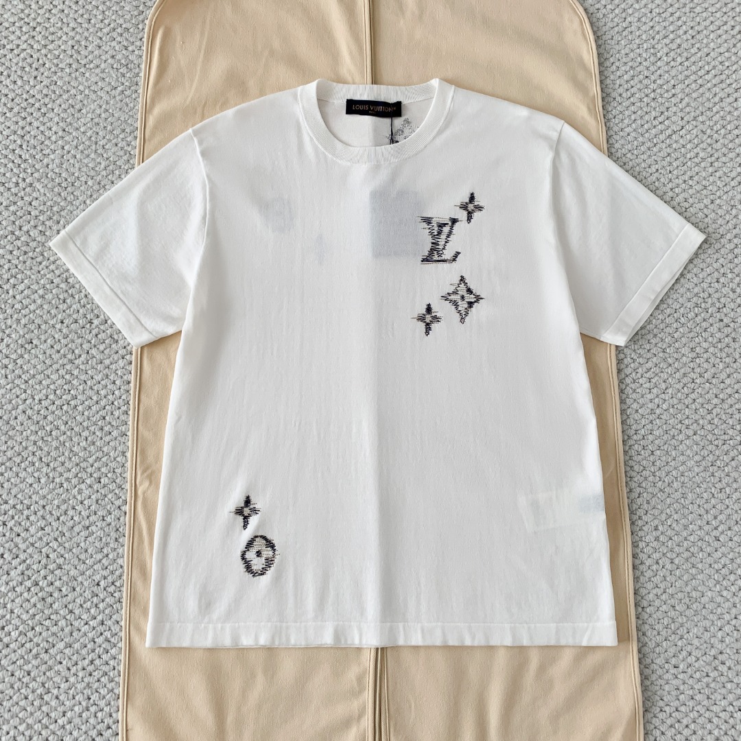 NO:826042,The original 1-1 development of fine sulfur cotton LOUIS VUITTON hand-painted floral color-block embroidered short-sleeved T-shirt. Inspired by classic Monogram elements, the brand's iconic LV letters, four-leaf flowers and starburst patterns are reinterpreted with hand-painted embroidery techniques. Effortlessly fashionable, one piece can be worn in all seasons. The high-end sense is hidden in the relaxed details. '[Scraggled hand-painted style embroidery, low-key and recognizable]  Breaking the monotony of the traditional white T-shirt, it adopts blue and white contrasting hand-painted embroidery technology, and presents the classic Monogram elements in the form of 'scrawl stitches'. The body adopts an asymmetrical layout, and the scattered embroidery on the front and back is outlined with navy blue lines, giving it a casual and relaxed atmosphere. The basic white color has a wide range of adaptability, which is clean and refreshing when worn alone, and can easily brighten up the overall look when layered with jackets.  The brand recognition is hidden in the low-key. It is a high-end item that can be easily adapted to daily life, commuting, light socializing and other scenarios. gHeavy combed pure cotton, soft and skin-friendly. The front and rear elements are asymmetrically distributed. The front is embellished with the LV logo and presbyopia pattern, and the back continues with floral elements. The overall design balances brand recognition with a low-key sense of relaxation, making it easy to adapt to a variety of styles.  It is highly recognizable and can be easily worn for daily wear or light luxury occasions. It goes well with jeans and casual pants. It is comfortable and has a sense of brand. It is a must-have item for spring and summer! Complete with three standards, large quantities!  Size smlxl,Louis Vuitton-clothing,louis vuitton,louis vuitton,louis vuitton,jeans,jackets & coats,T-shirt,tees,t-shirt,19860909原版1-1开发 精硫棉 LOUIS VUITTON 手绘花卉拼色刺绣短袖T恤. 以经典Monogram元素为灵感,将品牌标志性的LV字母、四叶花卉与星芒图案,以手绘笔触的刺绣工艺重新演绎. 不费力的时髦,一件穿遍四季 高级感,藏在松弛的细节里 」【潦草手绘风刺绣,低调又有辨识度】 打破传统白T的单调感,采用蓝白撞色手绘感刺绣工艺,将经典Monogram元素以“潦草针脚”的形式呈现 衣身采用不对称布局,前后散落的刺绣以藏蓝线条勾勒,自带随性的松弛氛围 基础白色调适配度拉满,单穿干净清爽,叠搭外套也能轻松点亮整体造型 低调中藏着品牌辨识度,是一件能轻松适配日常、通勤、轻社交等多场景的高级感单品. g重磅精梳纯棉,软糯亲肤 前后不对称的元素分布,正面点缀LV标识与老花图案,背面延续花卉元素,整体设计平衡了品牌辨识度与低调松弛感,轻松适配多种穿搭风格. 辨识度满分日常穿搭或轻奢场合都能轻松驾驭,搭配牛仔裤,休闲裤都很OK,舒适又有品牌感,是春夏百搭必备单品!三标齐全,大货出！ 尺码smlxl,路易威登-服装,louis vuitton,louis vuitton,louis vuitton,jeans,jackets & coats,T-shirt,tees，t-shirt,,Women's clothing