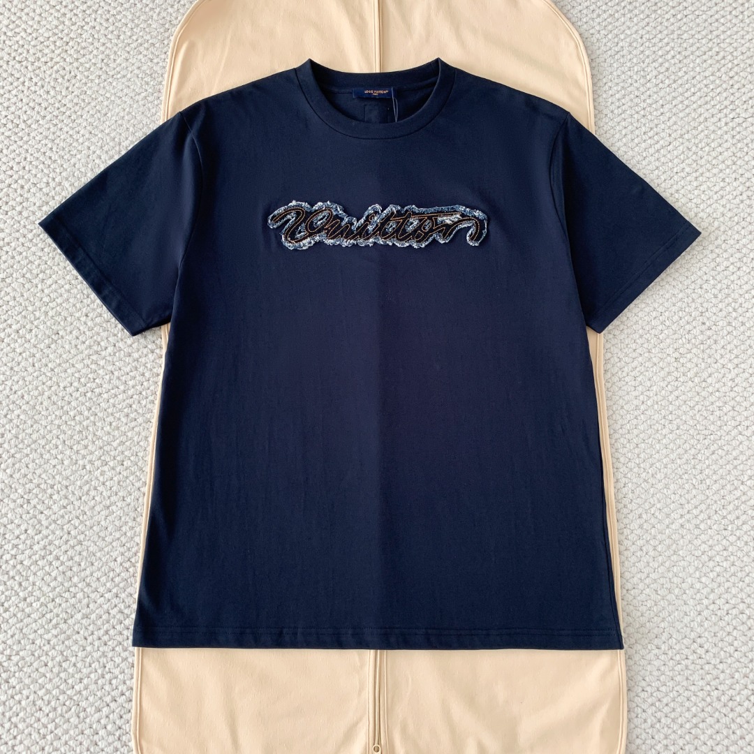NO:826094,The original 1-1 development of the navy Louis Vuitton 26ss letter logo denim T-shirt. The whole piece of clothing was purchased for 10,400 and dismantled and made by ZP. It is made of customized cotton jersey fabric with 100% cotton imported yarn. Made in Italy. The front panel is decorated with denim letter logo embroidery and the back panel is decorated with letter logo label. Custom-woven iconic rib collar. Ultra-tight local weaving. The cuffs and hem are double-locked and high-density threaded, truly 1:1 copy.  Size: XS S M L, Louis Vuitton-clothing, louis vuitton, louis vuitton, tees, t-shirt,19860909原版1-1开发 藏青色 Louis Vuitton26ss字母标识牛仔T恤整件衣服10400购买ZP拆解打造,采用定制棉质平纹针织面料,做到全棉进口纱线,意大利制造,前幅饰以牛仔字母标识刺绣,后幅饰以字母标识标签,定织标志性罗纹领口,超紧密度局部编织,袖口 下摆双层锁边高密度走线,真正做到1:1copy 码数:XS S M L,路易威登-服装,louis vuitton,louis vuitton,tees，t-shirt,,Women's clothing