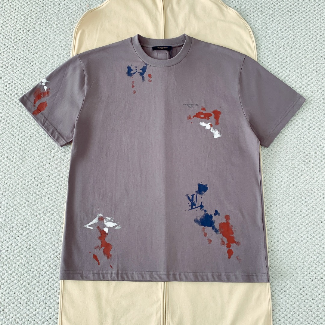 NO:826060,The original 1-1 development gray Louis Vuitton 26ss embroidered letter logo splash-printed T-shirt. The whole piece of clothing was purchased and dismantled by ZP for 8400. It is made of customized cotton jersey fabric with 100% cotton imported yarn. Made in Italy. The chest is embroidered with the letter logo. The fabric shows a monogram print. The back panel is decorated with a letter logo label. Custom-woven iconic rib collar, super tight partial weaving and cuffs.  The hem has double-layer overlocking and high-density wiring, truly achieving 1:1copy code number: XS S M L, Louis Vuitton-clothing, louis vuitton, louis vuitton, tees, t-shirt,19860909原版1-1开发 灰色 Louis Vuitton26ss刺绣字母标识泼墨印花T恤整件衣服8400购买ZP拆解打造,采用定制棉质平纹针织面料,做到全棉进口纱线,意大利制造,胸前饰以字母标识刺绣,面料呈现monogram印花,后幅饰以字母标识标签,定织标志性罗纹领口,超紧密度局部编织,袖口 下摆双层锁边高密度走线,真正做到1:1copy 码数:XS S M L,路易威登-服装,louis vuitton,louis vuitton,tees，t-shirt,,Women's clothing