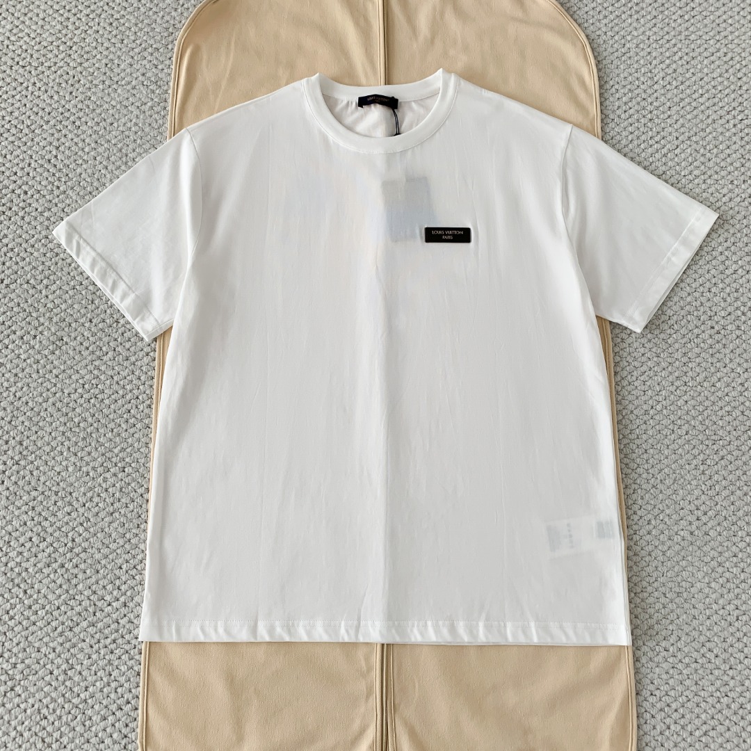 NO:827109,Original 1-1 development Louis Vuitton 26ss leather letter logo patch T-shirt. The whole piece of clothing was purchased and disassembled and made by ZP. It is made of customized white cotton jersey fabric, made of imported cotton yarn, made in Italy. The chest is decorated with letter logo leather patches, custom-woven iconic rib collar, ultra-tight partial weaving, cuffs and hem double-layered seams with high-density threading, truly 1:1copy code number: XS S M  L,Louis Vuitton-clothing,louis vuitton,louis vuitton,tees,t-shirt,19860909原版1-1开发 Louis Vuitton26ss皮革字母标识贴饰T恤整件衣服6500购买ZP拆解打造,采用定制白色棉质平纹针织面料,做到全棉进口纱线,意大利制造,胸幅饰以字母标识皮革贴饰,定织标志性罗纹领口,超紧密度局部编织,袖口 下摆双层锁边高密度走线,真正做到1:1copy 码数:XS S M L,路易威登-服装,louis vuitton,louis vuitton,tees，t-shirt,,Women's clothing