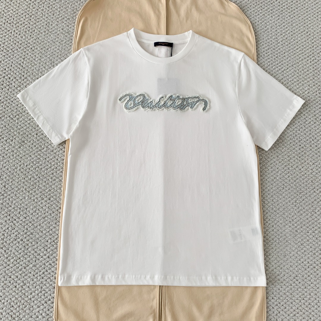 NO:826099,Original 1-1 development Louis Vuitton 26ss letter logo denim T-shirt. The whole garment was purchased and dismantled by ZP for 10,400. It is made of customized cotton jersey fabric and imported cotton yarn. Made in Italy. The front panel is decorated with denim letter logo embroidery and the back panel is decorated with letter logo label. Custom-woven iconic rib collar. Ultra-tight local weaving. The cuffs and hem are double-layered with high-density threading to achieve a true 1:1 copy. Code number: XS S M  L,Louis Vuitton-clothing,louis vuitton,louis vuitton,tees,t-shirt,19860909原版1-1开发 Louis Vuitton26ss字母标识牛仔T恤整件衣服10400购买ZP拆解打造,采用定制棉质平纹针织面料,做到全棉进口纱线,意大利制造,前幅饰以牛仔字母标识刺绣,后幅饰以字母标识标签,定织标志性罗纹领口,超紧密度局部编织,袖口 下摆双层锁边高密度走线,真正做到1:1copy 码数:XS S M L,路易威登-服装,louis vuitton,louis vuitton,tees，t-shirt,,Women's clothing
