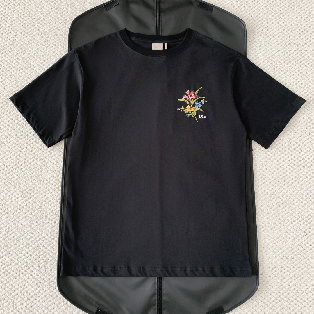 NO:826077,Original 1-1 development Dr Secret Garden Bouquet Printed Embroidered Short Sleeve This T-shirt pays tribute to the exquisite craftsmanship of the brand. It is carefully made of white cotton jersey fabric and decorated with Secret Garden pattern, inspired by the classic floral tapestry, exuding a poetic and delicate atmosphere. It can be matched with the shorts of this series.  Count 24 is a medium-to-high fine yarn count. The yarn is fine, and the cloth surface is delicate and smooth, with a sense of refinement similar to that of a high-end shirt. The double-sided knitted structure has a fluffy and soft feel and drape support, and the upper body is not soft. The surface of the fabric presents an elegant slightly matte texture, which is smooth but not cold to the touch. It has a stiff frame and is skin-friendly and breathable. The rib yarn count is consistent with the main fabric, and the weight is slightly lower, forming a naturally fitting neckline trim.  The bouquet pattern adopts a composite process of penetration printing and positioning pin bionic embroidery. Penetration printing uses special additives to completely penetrate the dye molecules into the cotton fiber, restoring the rich color gradients and delicate brushstroke levels to the greatest extent. The thickness and softness of the fabric in the pattern area and the blank area are exactly the same, maintaining the original silky touch of double-sided cotton.  Positioning pins are bionic embroidery positioning marks, and each stitch is accurately embroidered in the corresponding area. The embroidery thread forms a coil on the back of the fabric, and the front shows a fluffy yarn arrangement, which has a natural texture similar to floral fluff and plant fiber. The embroidery is only selectively embellished on the outline of the flowers, so that the embroidery forms a three-dimensional decorative effect of a blend of print and embroidery from the printing. sizexs s m l, Dior-clothing, dior, shorts, shirts, T-shirt, tees, t-shirt,19860909原版1-1开发 Dr Secret Garden 花束印绣短袖 这款T恤向的精湛工艺致敬.采用白色棉质平纹针织面料精心制作,饰以Secret Garden 图案,灵感源自经典花卉挂毯,散发诗意与精致的气息.可与该系列的短裤搭配. 24支属于中高细纱支,纱线较细,布面细腻光滑,具有近似高级衬衫的精致感.双面针织结构兼具蓬松柔软的手感与垂坠支撑力,上身不软塌.面料表面呈现优雅的微哑光质感,触感柔滑而不冰冷,挺括骨架与亲肤透气并存.罗纹纱支与主布一致,克重略低,形成自然贴合的领口饰边. 花束图案采用渗透印花融入定位插针仿生刺绣的复合工艺.渗透印花通过特殊助剂使染料分子完全渗入棉纤维内部,最大程度还原丰富的色彩渐变与细腻笔触层次,图案区域与空白区域的面料厚度、柔软度完全一致,保持了双面棉原有的丝滑触感. 定位插针仿生刺绣定位标记,精确将每一针绣在对应区域,绣线在面料背面形成线圈,正面呈现蓬松的纱线排列,具有类似花卉绒毛和植物纤维的天然质感.刺绣仅选择性地点缀在花朵轮廓,使刺绣从印花中形成印绣交融的立体装饰效果. sizexs s m l,迪奥-服装,dior,shorts,shirts,T-shirt,tees，t-shirt,,Women's clothing
