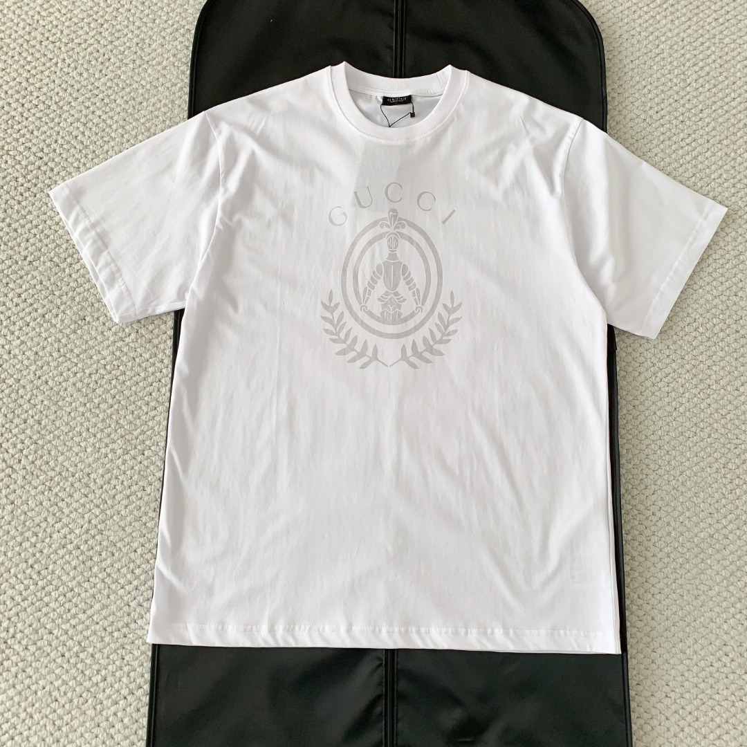 NO:826085,The original 1-1 development of Gucci Gucci. The special version is truly rare and the goods are truly the most luxurious. All fabrics, accessories, and hardware are exclusively customized through mold opening, and are truly 1:1 top-level shipments. Code number: Xs s m l, Gucci-clothing, gucci, gucci,19860909原版1-1开发 Gucci古驰 特殊版本真正少而又少的货真正做到顶奢 所有面料 辅料 五金 独家开模定制而成,真正1:1顶级出货 码数:Xs s m l,古驰-服装,gucci,gucci,,Women's clothing