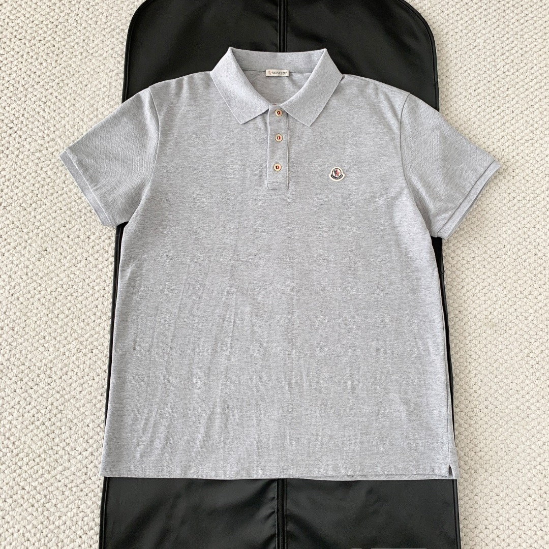 NO:826098,Original 1-1 development, Moncler chest logo short sleeves  The fabric is made of the original pure cotton washed stretch piqué mesh cotton, which is skin-friendly and breathable. The upper body is crisp and not loose, tight and stylish. The neckline and cuffs are neatly made, and the classic logo on the chest is custom-made leather label. The embroidery is exquisite and seamless, and the details can stand up to a closer look. The slim fit is neatly cut and simple.  The bright design combines business and leisure temperament, and is suitable for commuting and traveling. The beautiful colors are versatile and can be worn in summer. One piece enhances the overall texture. Complete with three standards, perfect appearance. Custom-woven and dyed, there is no color difference from the original. The ingenious craftsmanship is perfectly restored, the three standards are complete, and customized accessories.  Color black size S M L19860909原版1-1开发 蒙口Moncler 胸口徽标短袖 面料采用原版一致纯棉水洗拉架珠地网眼棉,亲肤透气,上身挺括不松垮,紧致有型.领口与袖口做工规整,胸口经典Logo定制皮标,刺绣精致一线不连,细节经得起细看.修身版型利落剪裁,简约明快的设计兼具商务与休闲气质,通勤出游皆能胜任.靓丽彩色系,夏日实穿百搭,一件提升整体质感.三标齐全,品相完美.定织定染,与原版无任何色差.匠心工艺完美还原,三标齐全,定制辅料. 颜色黑色 sizeS M L XL 克重264克（称重版衣S码）,蒙口-服装,Moncler,T-shirt,,Women's clothing