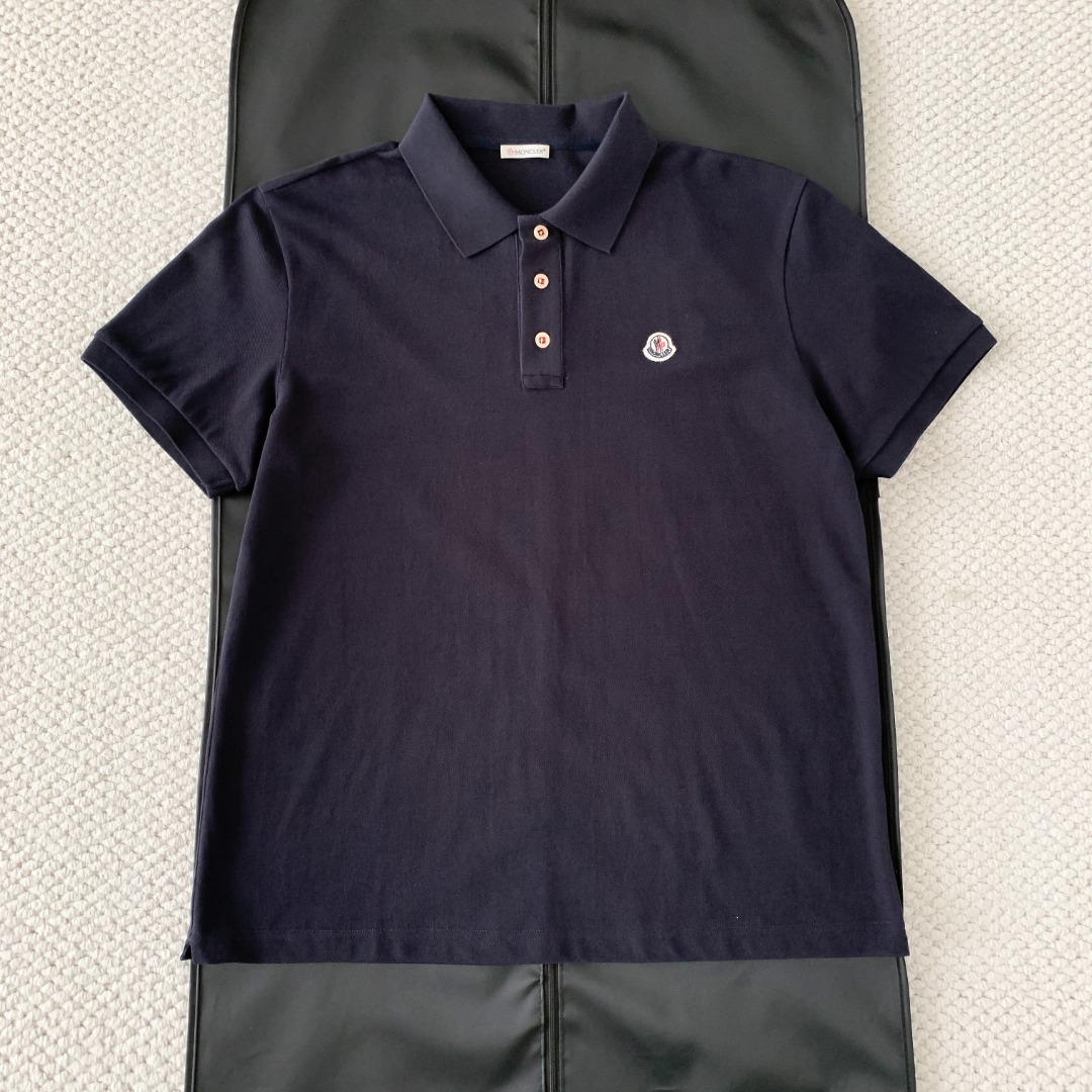 NO:826104,Original 1-1 development navy blue masked Moncler chest logo short sleeves  The fabric is made of the original pure cotton washed stretch piqué mesh cotton, which is skin-friendly and breathable. The upper body is crisp and not loose, tight and stylish. The neckline and cuffs are neatly made, and the classic logo on the chest is custom-made leather label. The embroidery is exquisite and seamless, and the details can stand up to a closer look. The slim fit is neatly cut and simple.  The bright design combines business and leisure temperament, and is suitable for commuting and traveling. The beautiful colors are versatile and can be worn in summer. One piece enhances the overall texture. Complete with three standards, perfect appearance. Custom-woven and dyed, there is no color difference from the original. The ingenious craftsmanship is perfectly restored, the three standards are complete, and customized accessories.  Color: navy blue sizeS M L19860909原版1-1开发 藏青色 蒙口Moncler 胸口徽标短袖 面料采用原版一致纯棉水洗拉架珠地网眼棉,亲肤透气,上身挺括不松垮,紧致有型.领口与袖口做工规整,胸口经典Logo定制皮标,刺绣精致一线不连,细节经得起细看.修身版型利落剪裁,简约明快的设计兼具商务与休闲气质,通勤出游皆能胜任.靓丽彩色系,夏日实穿百搭,一件提升整体质感.三标齐全,品相完美.定织定染,与原版无任何色差.匠心工艺完美还原,三标齐全,定制辅料. 颜色藏青色 sizeS M L XL 克重264克（称重版衣S码）,蒙口-服装,Moncler,T-shirt,,Women's clothing