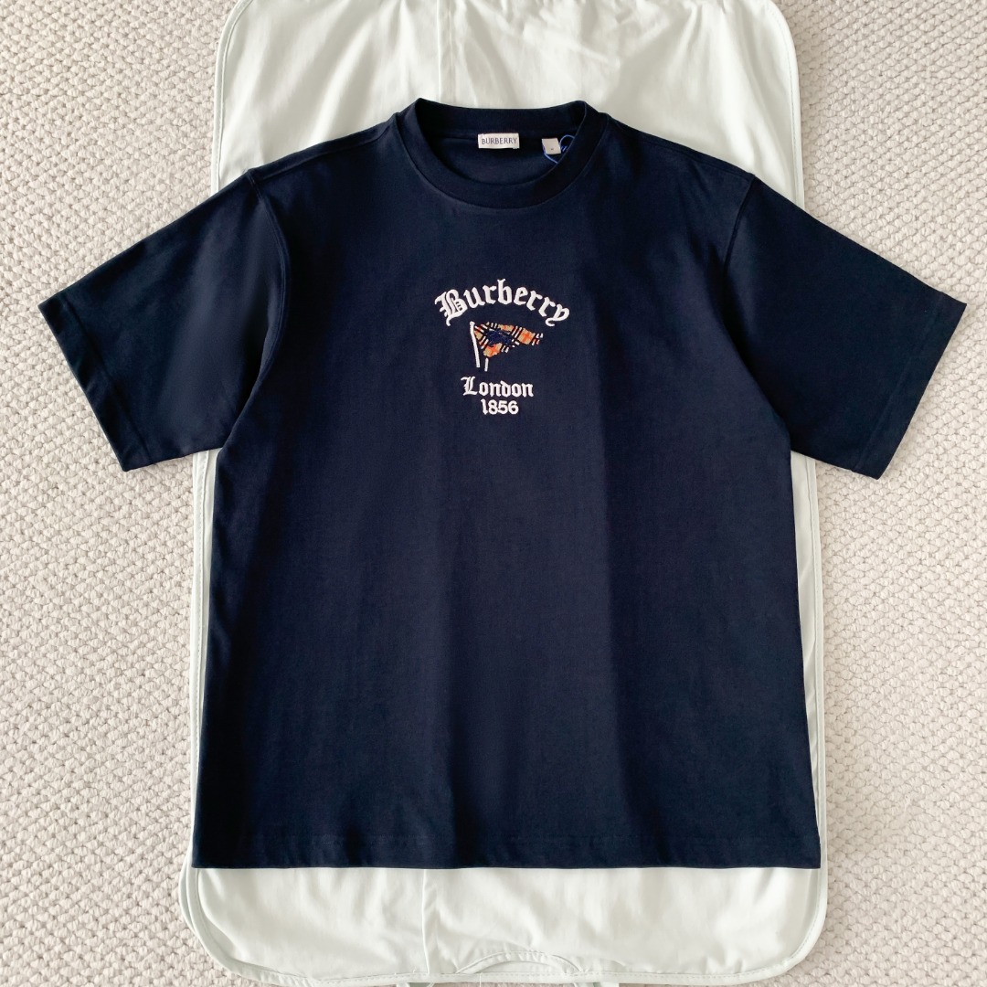 NO:826113,Original 1-1 development, navy blue bbr 26ss plaid knight embroidery round neck short sleeves 230g, medium thick plain weave compact cotton fabric, heavy needle weight fabric, strong texture, crisp texture, plaid knight embroidery technology, plaid knight seal embroidery uses a combination of multi-color chain embroidery and twill needle embroidery, size: s/m/l/xl, Burberry - clothing, T-shirt,19860909原版1-1开发 藏青色 bbr 26ss 格纹骑士刺绣圆领短袖 230g 中厚平织紧密棉面料,粗针重克重面料,肌理感强、质地挺括,格纹骑士刺绣工艺,格纹骑士印章刺绣采用了多色锁链绣搭配斜纹挨针刺绣的组合工艺size:s/m/l/xl,博柏利-服装,T-shirt,,Women's clothing