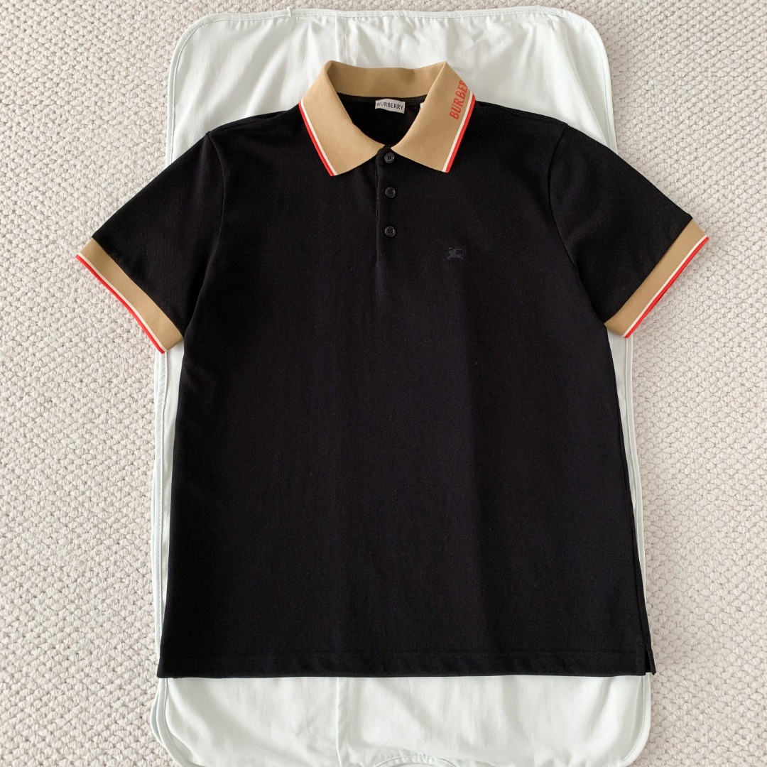 NO:826122,Original 1-1 development black BBR Burberry/2026ss new product launched classic refreshed high-end pique Polo shirt  The fabric is made of black technology, giving you a comfortable and luxurious feeling. It is made of double-sided pique mesh fabric. The three-dimensional pique texture is intertwined with warp and weft. It has a breathable mesh structure. It keeps the skin dry at all times when wearing it in summer, saying goodbye to stuffiness and stickiness. The double-sided weaving process makes the fabric more stiff and wear-resistant, and can be worn for a long time.  It is not easy to deform, and can be worn with any style. It is neat and stylish, and it is anti-wrinkle and easy to care for. It is the best choice for business trips. The classic Polo collar is matched with contrasting striped piping, and the neat lines outline the neck outline, giving a full sense of business formality; the exquisite embroidered logo on the left chest low-key highlights the brand  The style is unobtrusive yet self-recognizable; whether worn alone for casual everyday use or paired with a suit for a business elite look, it can easily hold up in various scenarios. From fabric selection to cutting and sewing, every process follows the production standards of big brands, and the three-dimensional tailoring fits the body.  The shape is not tight, taking into account both comfort and aesthetics. The fusion of double-sided pique texture and classic design makes this Polo shirt not only a piece of clothing, but also a business card of your taste. Sizes S-XL, Burberry - Clothing, burberry, business  suit,19860909原版1-1开发 黑色 BBR巴宝莉/2026ss新品上线 经典焕新高端珠地Polo衫 面料黑科技,穿出来的舒适奢感,采用双面珠地网眼面料打造,经纬交织的立体珠地肌理,自带透气网孔结构,夏日穿着时刻保持肌肤干爽,告别闷热黏腻；双面织造工艺让面料更挺括耐磨,久穿不易变形,随手一搭都是利落型格,抗皱易打理的特性,更是商旅出行的不二之选.经典Polo领搭配撞色条纹滚边,利落线条勾勒颈部轮廓,商务正式感拉满；左胸精致刺绣标识,低调彰显品牌格调,不张扬却自带辨识度；无论是单穿打造休闲日常,还是内搭西装诠释商务精英范,都能轻松hold住各种场景.从面料甄选到剪裁缝制,每一道工序都遵循大牌制作标准,立体剪裁贴合身形不紧绷,兼顾舒适与版型美感.双面珠地的质感与经典设计的融合,让这件Polo衫不止是一件服饰,更是你的品位名片.尺码S-XL,博柏利-服装,burberry,business suit,,Women's clothing