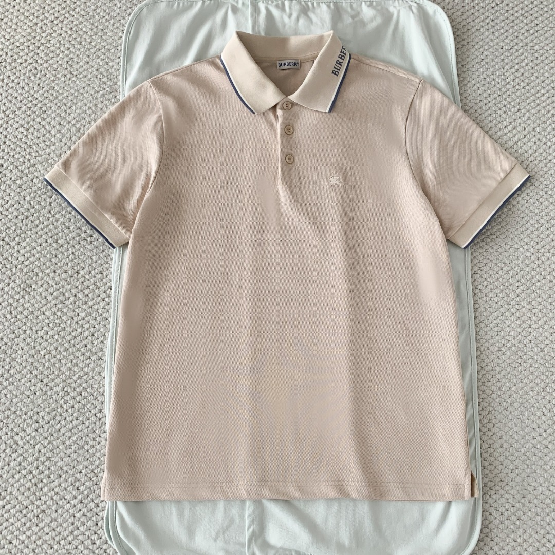 NO:826118,Original 1-1 development, khaki BBR Burberry/2026ss new product launched, classic refreshed high-end pique Polo shirt  The fabric is made of black technology, giving you a comfortable and luxurious feeling. It is made of double-sided pique mesh fabric. The three-dimensional pique texture is intertwined with warp and weft. It has a breathable mesh structure. It keeps the skin dry at all times when wearing it in summer, saying goodbye to stuffiness and stickiness. The double-sided weaving process makes the fabric more stiff and wear-resistant, and can be worn for a long time.  It is not easy to deform, and can be worn with any style. It is neat and stylish, and it is anti-wrinkle and easy to care for. It is the best choice for business trips. The classic Polo collar is matched with contrasting striped piping, and the neat lines outline the neck outline, giving a full sense of business formality; the exquisite embroidered logo on the left chest low-key highlights the brand  The style is unobtrusive yet self-recognizable; whether worn alone for casual everyday use or paired with a suit for a business elite look, it can easily hold up in various scenarios. From fabric selection to cutting and sewing, every process follows the production standards of big brands, and the three-dimensional tailoring fits the body.  The shape is not tight, taking into account both comfort and aesthetics. The fusion of double-sided pique texture and classic design makes this Polo shirt not only a piece of clothing, but also a business card of your taste. Sizes S-XL, Burberry - Clothing, burberry, business  suit,19860909原版1-1开发 卡其色 BBR巴宝莉/2026ss新品上线 经典焕新高端珠地Polo衫 面料黑科技,穿出来的舒适奢感,采用双面珠地网眼面料打造,经纬交织的立体珠地肌理,自带透气网孔结构,夏日穿着时刻保持肌肤干爽,告别闷热黏腻；双面织造工艺让面料更挺括耐磨,久穿不易变形,随手一搭都是利落型格,抗皱易打理的特性,更是商旅出行的不二之选.经典Polo领搭配撞色条纹滚边,利落线条勾勒颈部轮廓,商务正式感拉满；左胸精致刺绣标识,低调彰显品牌格调,不张扬却自带辨识度；无论是单穿打造休闲日常,还是内搭西装诠释商务精英范,都能轻松hold住各种场景.从面料甄选到剪裁缝制,每一道工序都遵循大牌制作标准,立体剪裁贴合身形不紧绷,兼顾舒适与版型美感.双面珠地的质感与经典设计的融合,让这件Polo衫不止是一件服饰,更是你的品位名片.尺码S-XL,博柏利-服装,burberry,business suit,,Women's clothing
