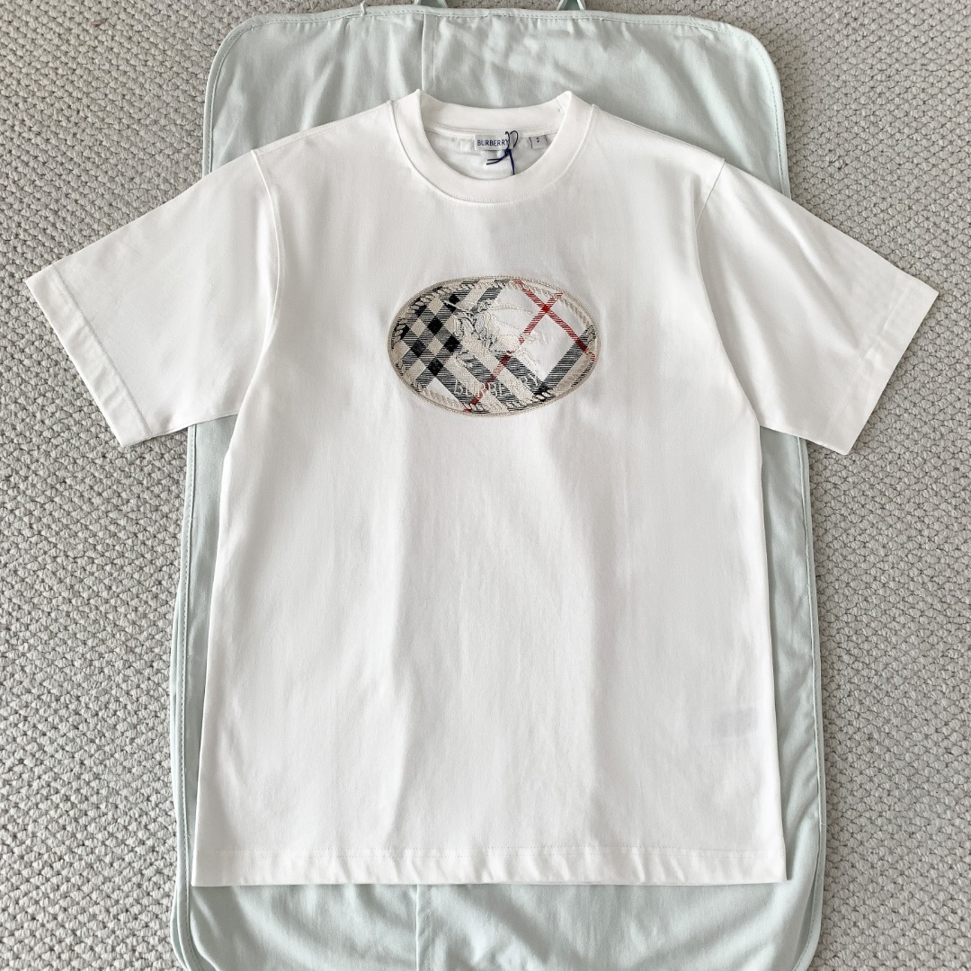 NO:827089,The original 1-1 development Burberry Burberry special version is really small and the goods are truly the most luxurious. All fabrics, accessories, and hardware are exclusively customized by opening molds, and are truly 1:1 top-level shipments. Code number: XS S M L, Burberry-clothing, burberry, burberry,19860909原版1-1开发 Burberry巴宝莉 特殊版本真正少而又少的货真正做到顶奢 所有面料 辅料 五金 独家开模定制而成,真正1:1顶级出货 码数:XS S M L,博柏利-服装,burberry,burberry,,Women's clothing