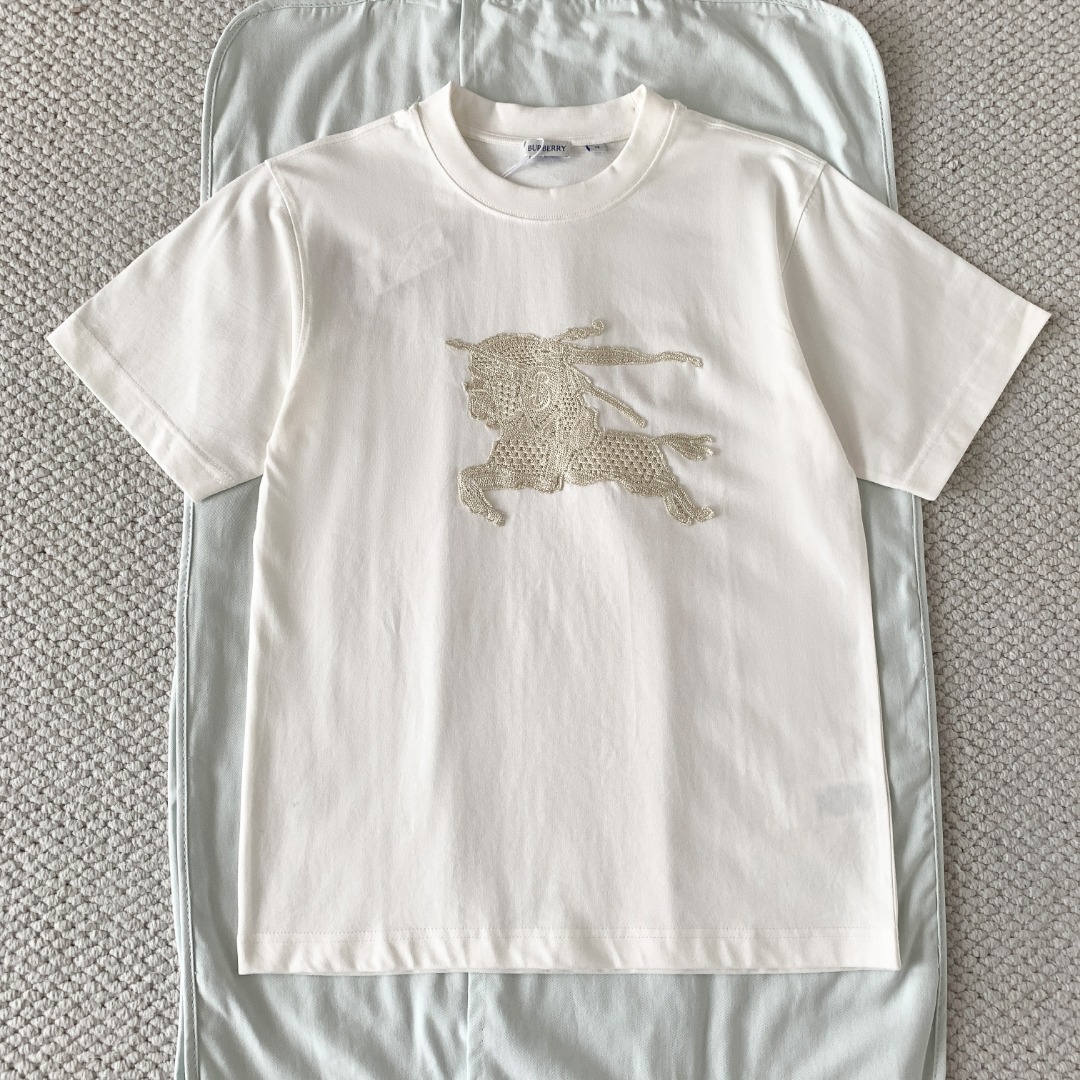 NO:827099,Original 1-1 development BBR hand-crocheted war horse short-sleeved original purchased and developed, feel free to compare with any version on the market!  SizeXS/S/M/L,Burberry-clothing,T-shirt,19860909原版1-1开发 BBR 手工钩编战马短袖 原版购入开发,随意对比市面任意版本！ SizeXS/S/M/L,博柏利-服装,T-shirt,,Women's clothing