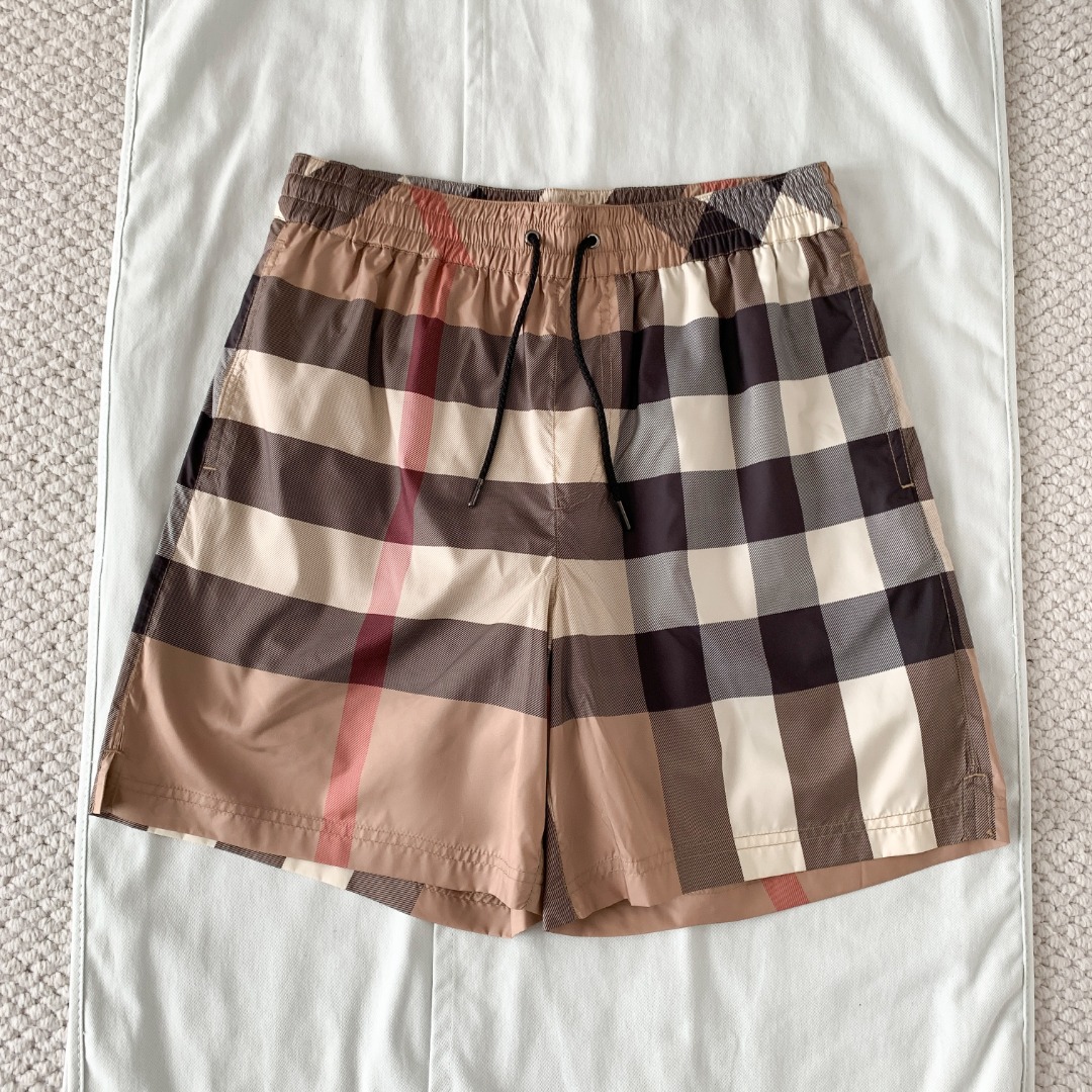 NO:827962,Original 1-1 development bbr classic plaid beach shorts. High-density polyester fiber fabric, treated with shaping technology, not easy to wrinkle and deform. High-precision digital printing technology accurately restores the yellow, black, and red multi-color layers of the classic plaid. Each line is clear and neat, without smearing or misalignment. The gradient transition of the plaid is natural and soft.  The lining is made of high-elastic breathable mesh, and the whole trousers are made of double-thread hemming of the same color. Size: s/m/l/xl, Burberry-clothing, shorts,19860909原版1-1开发 bbr 经典格纹沙滩短裤 高密聚酯纤维面料,定型工艺处理,不易皱 不易变形,高精度数码喷印技术,精准还原经典格纹的黄、黑、红多色层次,每一条线条都清晰利落,无晕染、无错位,格纹的渐变过渡自然柔和, 内衬采用高弹透气网布,全裤采用同色系双线锁边工艺size:s/m/l/xl,博柏利-服装,shorts,,Women's clothing