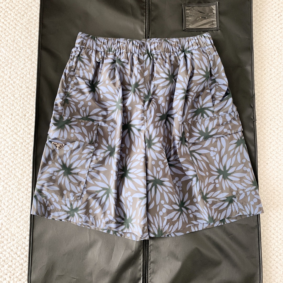 NO:827983,Original 1-1 development Hematite color PRAD@ Elastic waist daisy print straight shorts Men's Ingredient content nylon Fabric nylon Pattern plant flowers Style other Suitable for the season Summer Elastic fly Pants length five-quarter pants Waist type elastic waist Version fit Moderate thickness Packing list Brand label card hangtag PRD New limited edition floral logo digital jacquard shorts  Shipping in full size 46-52, Prada-clothing, prada, prada, shorts,19860909原版1-1开发 赤铁矿色 PRAD@ 松紧腰雏菊印花直筒短裤 男款 成分含量锦纶 面料锦纶 图案植物花卉 风格其他 适用季节夏 裤门襟松紧 裤长五分裤 腰型松紧腰 版型合身 厚度适中 包装清单品牌标签卡吊牌 PRD 新款限定花卉标识数码提花短裤 46-52全码出货,普拉达-服装,prada,prada,shorts,,Women's clothing