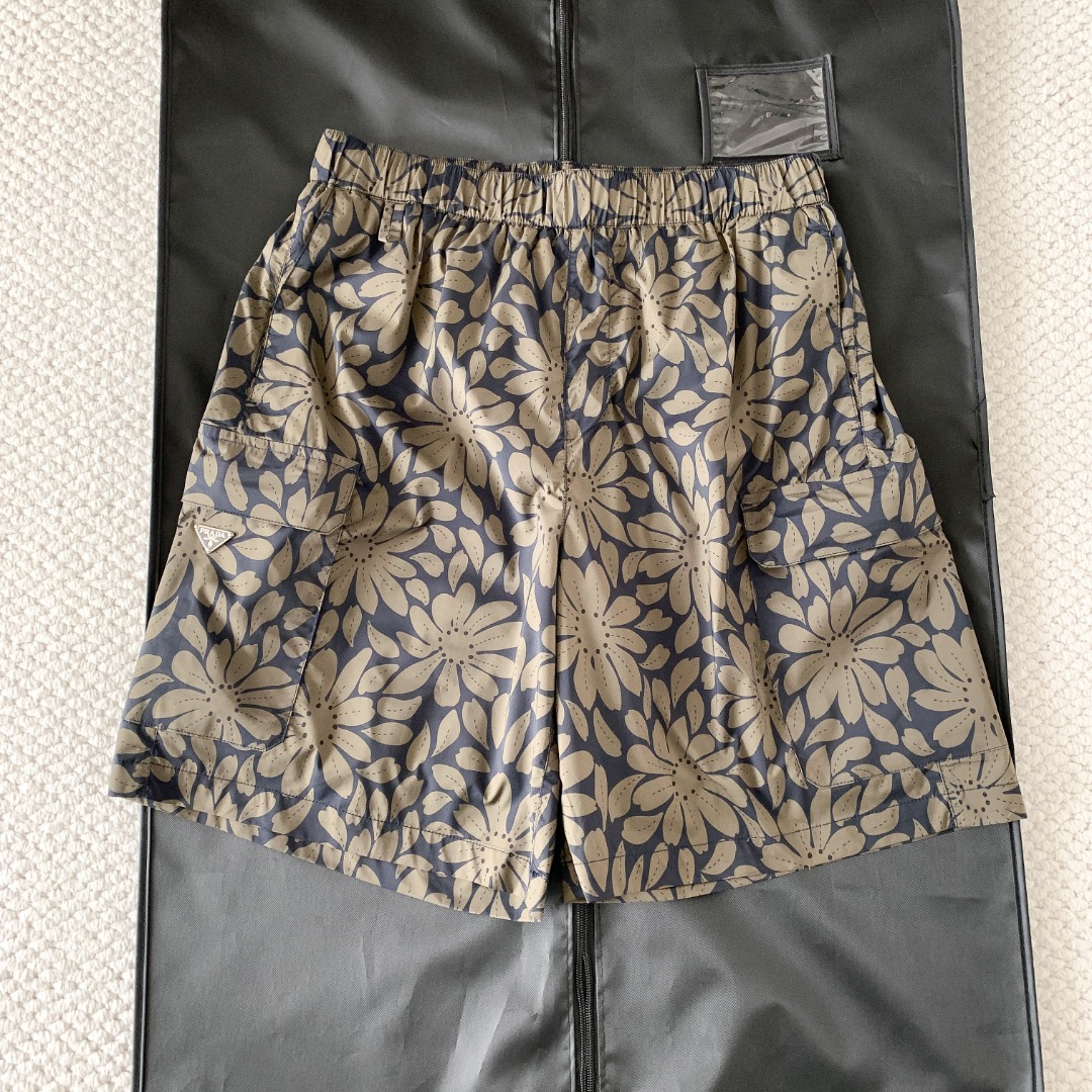 NO:827990,Original 1-1 development Army green PRAD@ Elastic waist daisy print straight shorts Men's content Nylon Fabric nylon Pattern plant flower Style other Suitable for season Summer Elastic fly Pants length five-point pants Waist elastic waist Fitted version Moderate thickness Packing list Brand label card hang tag PRD New limited edition floral logo digital jacquard shorts 46-52 full size shipping, Prada-clothing, prada, prada, shorts,19860909原版1-1开发 军绿色 PRAD@ 松紧腰雏菊印花直筒短裤 男款 成分含量锦纶 面料锦纶 图案植物花卉 风格其他 适用季节夏 裤门襟松紧 裤长五分裤 腰型松紧腰 版型合身 厚度适中 包装清单品牌标签卡吊牌 PRD 新款限定花卉标识数码提花短裤 46-52全码出货,普拉达-服装,prada,prada,shorts,,Women's clothing
