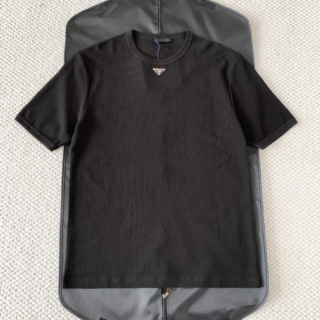 NO:827955,Original 1-1 development fk PRADA26ss letter logo metal triangle logo T-shirt whole piece of clothing 8650 purchased ZP dismantling and making, custom black cotton fabric, made of imported cotton yarn, imported and manufactured in Italy, decorated with metal triangle logo on the front, customized iconic rib collar and cuffs, super tight local weaving, double-layer locking at the hem with high-density wiring, truly 1:1 copy Close your eyes and enter Code number: XS S M  L,Prada-clothing,prada,prada,tees,t-shirt,19860909原版1-1开发 fk PRADA26ss字母标识金属三角标T恤整件衣服8650购买ZP拆解打造,定制黑色棉质面料,做到全棉进口纱线,意大利进口制造,前幅饰以金属三角标,定制标志性罗纹领口 袖口,超紧密度局部编织,下摆双层锁边高密度走线,真正做到1:1copy 闭眼入 码数:XS S M L,普拉达-服装,prada,prada,tees，t-shirt,,Women's clothing