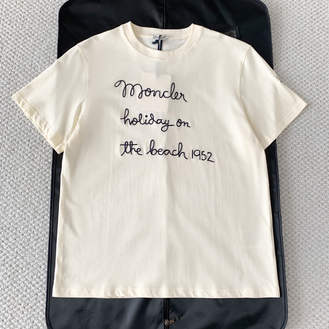 NO:830727,Original 1-1 development M0ncler SS26 Embroidered letter embroidered round neck short-sleeved T-shirt Men's style Fabric cotton Fitted version Suitable for seasons spring, summer, autumn Sleeve length Short sleeves Packing list Brand label card hangtag Graphic letters, embroidery pattern Ingredient content Outer cotton rib collar cotton Sleeve type regular sleeve Collar type round neck SMLXL, Fendi-clothing, fendi, T-shirt, tees, t-shirt,19860909原版1-1开发 M0ncler SS26 Embroidered 字母刺绣圆领短袖T恤 男款 面料棉 版型合身 适用季节春,夏,秋 袖长 短袖 包装清单品牌标签卡吊牌 图案字母,刺绣图案 成分含量外层棉罗纹领棉 袖型常规袖 领型圆领 SMLXL,芬迪-服装,fendi,T-shirt,tees，t-shirt,,Women's clothing