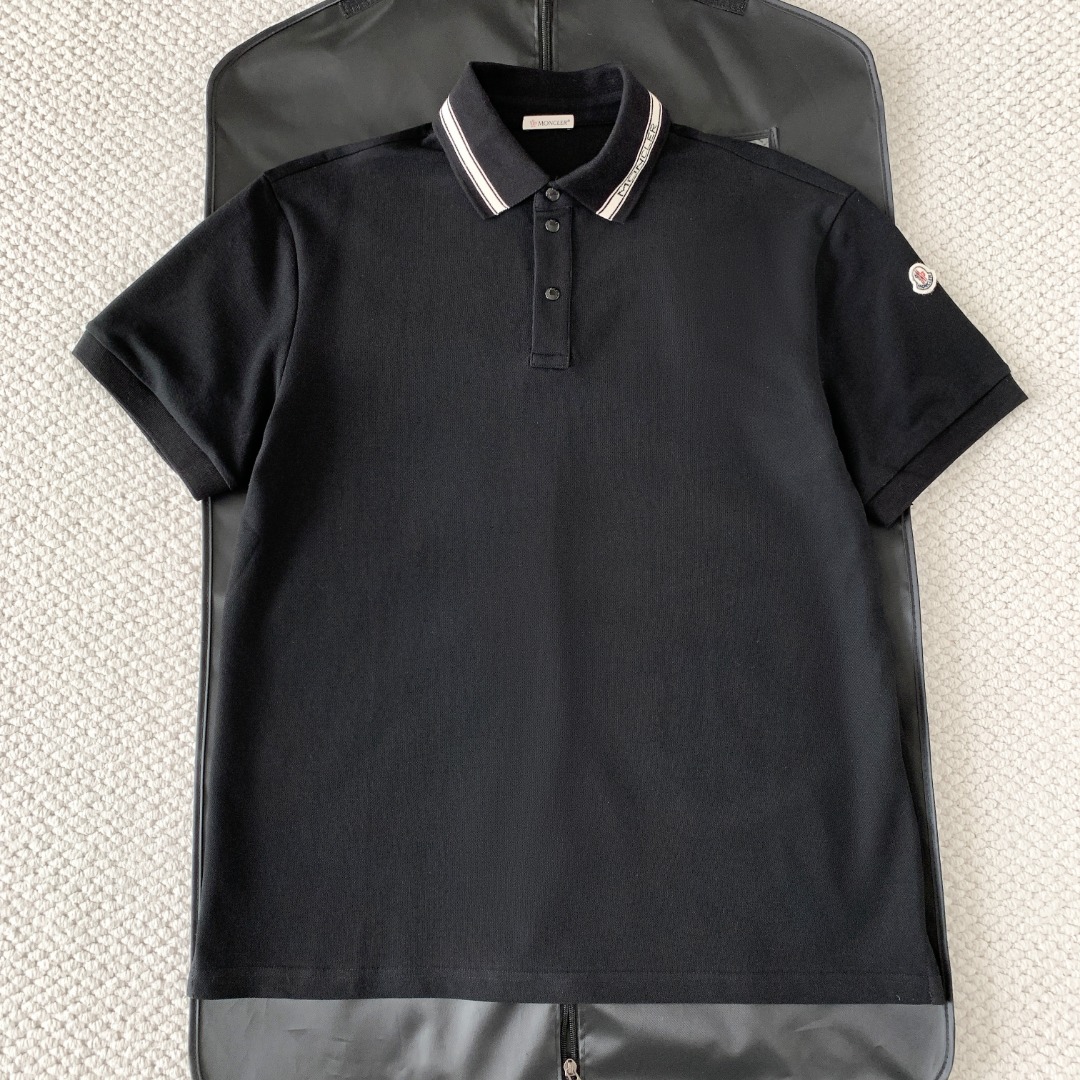 NO:830714,Original 1-1 development Black Moncle* SS26 Cotton Shirt Ribbed collar logo patch short-sleeved Polo shirt 230g Cotton pique plain fabric Retains the same honeycomb mesh pique pattern as the Y version Customized front brand badge, four-ply cotton yarn braided machine collar, hidden button placket Customized consistent metal snap size: s/m/l/xl, Moncler-clothing, Moncler, T-shirt,19860909原版1-1开发 黑色 Moncle* SS26 Cotton Shirt 罗纹衣领标识贴片短袖 Polo衫 230g 棉珠地平纹布 保留了跟Y版一样蜂窝网状珠地纹 前幅品牌定制胸章,四股棉纱编机领, 暗扣门襟 定制一致金属按扣size:s/m/l/xl,蒙口-服装,Moncler,T-shirt,,Women's clothing