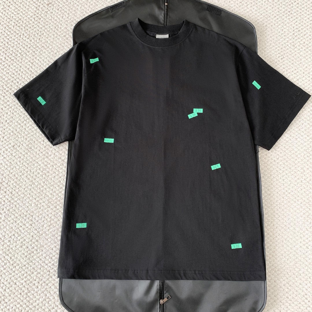 NO:830765,Original 1-1 development fk black blcg 26ss 520 limited price tag short sleeves 520  Stickers artworks are embellished with embroidery, made of eco-friendly elastic glue printing + dot printing, and the whole piece is made of positioning printing. The classic logo embellished on the left side of the pocket adopts flat stitch embroidery technology. The embroidery surface is smoother and smoother, and the edges are sharper and clearer. It is suitable for small-area text logos with fine expressions. Neutral version design, slightly loose tailoring size: xs/s/m/l, Balenciaga-clothing, balenciaga, T-shirt,19860909原版1-1开发 fk黑色 blcg 26ss 520限定 标价纸短袖 520 stickers艺术作品融入刺绣点缀,环保弹力胶浆印花+网点浆印花制作而成,全件对版定位印花制作,口袋左侧点缀的经典标识采用平针刺绣工艺,绣面更加平整光滑,边缘利落清晰,适合表现精细的小面积文字徽标,中性版型设计,微宽松剪裁size:xs/s/m/l,巴黎世家-服装,balenciaga,T-shirt,,Women's clothing
