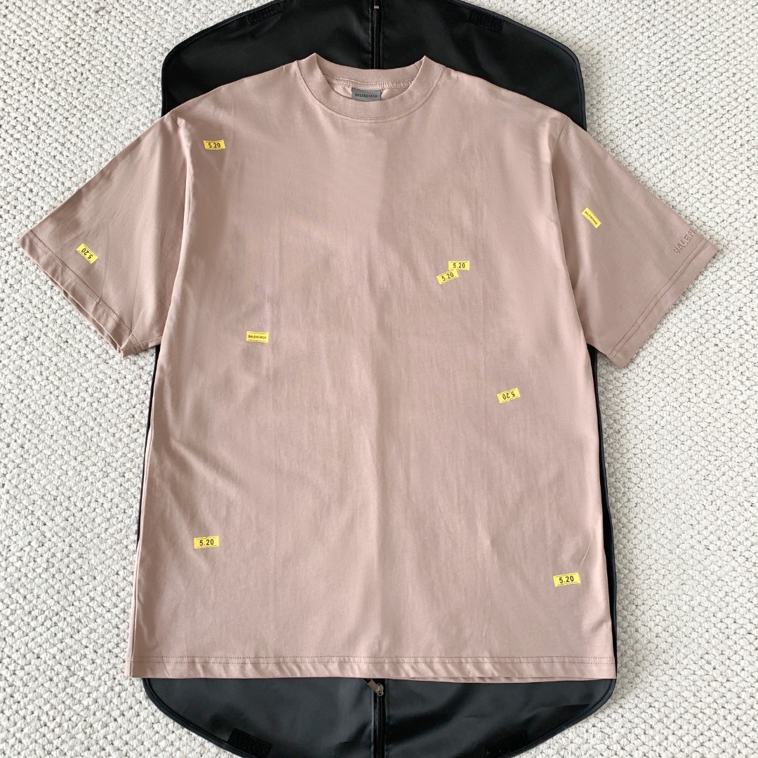 NO:830694,Original 1-1 development fk light pink blcg 26ss 520 limited price paper short sleeves 520  Stickers artworks are embellished with embroidery, made of eco-friendly elastic glue printing + dot printing, and the whole piece is made of positioning printing. The classic logo embellished on the left side of the pocket adopts flat stitch embroidery technology. The embroidery surface is smoother and smoother, and the edges are sharper and clearer. It is suitable for small-area text logos with fine expressions. Neutral version design, slightly loose tailoring size: xs/s/m/l, Balenciaga-clothing, balenciaga, T-shirt,19860909原版1-1开发 fk浅粉色 blcg 26ss 520限定 标价纸短袖 520 stickers艺术作品融入刺绣点缀,环保弹力胶浆印花+网点浆印花制作而成,全件对版定位印花制作,口袋左侧点缀的经典标识采用平针刺绣工艺,绣面更加平整光滑,边缘利落清晰,适合表现精细的小面积文字徽标,中性版型设计,微宽松剪裁size:xs/s/m/l,巴黎世家-服装,balenciaga,T-shirt,,Women's clothing