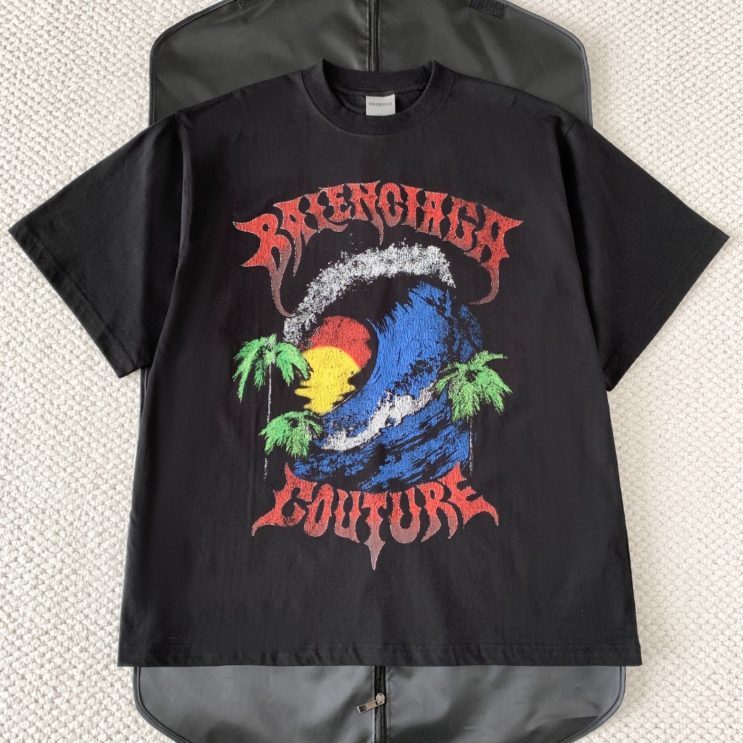 NO:830739,Original 1-1 development fk black blcg 26ss heat wave printed round neck short sleeves 185g 24 count special woven compact cotton plain fabric, medium to light weight, decorated with vintage on the front  Surfer art work printing, slurry crack printing technology, the surface layer is stretched and cracked, revealing the underlying color, and the broken beauty brought by the cracks makes the printed pattern have a sense of layering and three-dimensionality. It is characterized by natural and random cracks and uneven touch. size: xs/s/m/l, Balenciaga-clothing, balenciaga, T-shirt,19860909原版1-1开发 fk黑色 blcg 26ss 热浪印花圆领短袖 185g 24支特纺紧密棉平纹面料,中等偏轻的克重,正面饰以vintage surfer艺术作品印花,粉浆龟裂纹印花工艺,表层拉伸开裂,露出底层颜色,裂纹带来的残破美感,使印花图案产生层次感与立体感,特点在于裂纹自然随机、触感凹凸有致size:xs/s/m/l,巴黎世家-服装,balenciaga,T-shirt,,Women's clothing
