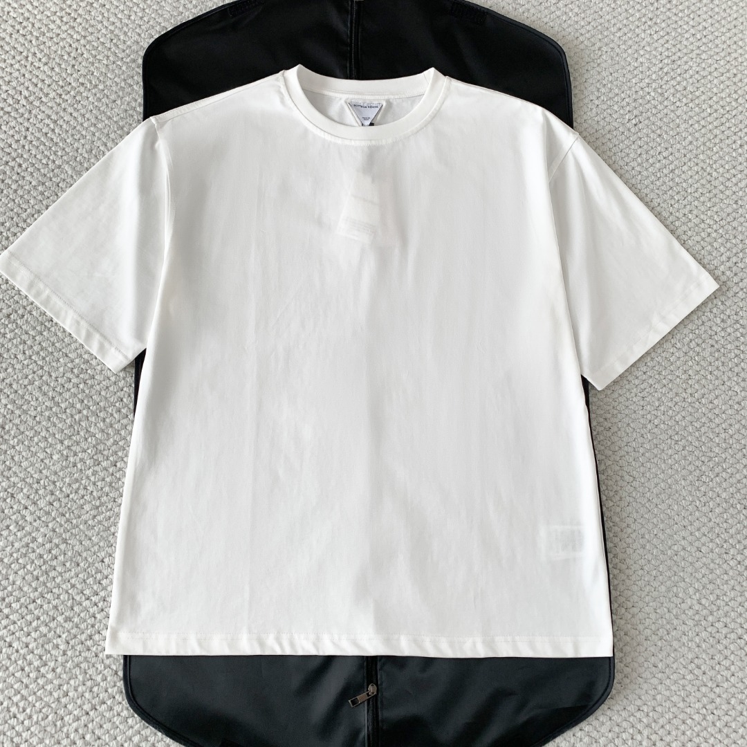 NO:830722,Original 1-1 development fk bv 26ss woven triangle round neck short sleeves 230g 15 count special woven compact cotton, wool woven triangle patch patch  , after being woven into a triangular shape, the chapter shows a fluffy and soft touch and rich texture levels that are different from cotton fabrics. Thin cotton threads of the same color are sewn and fixed along the edge of the chapter with high density, which not only ensures firmness, but also makes the seam itself a decorative element size: xs/s/m/l, Bottega Veneta - Clothing, Bottega Veneta, Bottega Veneta, T-shirt,19860909原版1-1开发 fk bv 26ss编织三角圆领短袖 230g 15支特纺紧密棉,羊毛编织三角贴饰章仔 ,编织成三角形状后,章仔呈现出不同于棉织物的蓬松柔软触感和丰富的纹理层次,同色系的细棉线沿章仔边缘进行高密度缝制固定,既确保牢固度,又让缝线本身成为装饰元素size:xs/s/m/l,葆蝶家-服装,bottega veneta,bottega veneta,T-shirt,,Women's clothing