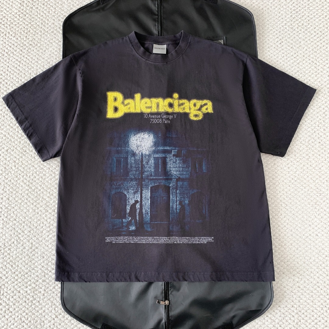 NO:830730,Original 1-1 development fk Balenciaga 26ss letter logo night scene pattern printed T-shirt. The whole piece of clothing was purchased for 6900 and disassembled and made by ZP. Customized cotton jersey fabric, made of imported cotton yarn, decorated with night scene pattern letter logo printing design on the front, customized iconic rib collar, ultra-tight partial weaving, cuffs and hem double-layer locking and ultra-high-density wiring, truly 1:1 copy. Close your eyes and enter. Size XS S M  L, Balenciaga-clothing,balenciaga,balenciaga,tees,t-shirt,19860909原版1-1开发 fk Balenciaga 26ss字母标识夜景图案印花T恤整件衣服6900购买ZP拆解打造,定制棉质平纹针织面料,做到全棉进口纱线,前幅饰以夜景图案字母标识印花设计,定制标志性罗纹领口,超紧密度局部编织,袖口 下摆双层锁边超高密度走线,真正做到1:1copy 闭眼入 码数XS S M L,巴黎世家-服装,balenciaga,balenciaga,tees，t-shirt,,Women's clothing