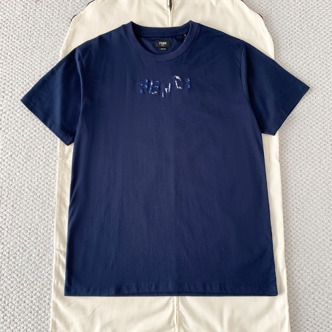 NO:830702,Original 1-1 development fk dark blue FENDI white cotton T-shirt 5400 Purchase the original production, custom-dyed cotton fabrics truly use the original custom-made yarn to ensure that the original version is shipped, no matter the details are restored, ZP 178 Customized main wheat Customized washed wheat Three codes in one Code number: XS S M L, Fendi-clothing, fendi, fendi, tees, t-shirt,19860909原版1-1开发 fk深蓝色 FENDI白色棉质T恤 5400 购入原版制作,定制定染棉质面料真正用到原版订织纱线做到对版出货无论是做细节都还原ZP 178 定制主麦 定制洗水麦 三码合一 码数:XS S M L,芬迪-服装,fendi,fendi,tees，t-shirt,,Women's clothing