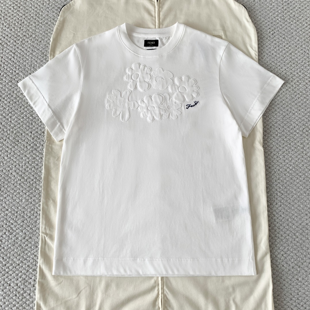 NO:830719,Original 1-1 development fd 26ss appliqué embroidered round neck short-sleeved T-shirt 220g, medium-thick plain weave compact cotton fabric, the back neck embroidery is made of high-gloss embroidery of the same color, and the flowers are decorated with blue polyester fiber embroidery thread.  , the flowers are made of pure cotton patches of the same color. The patch fabric is of the same origin as the main body fabric of the T-shirt. The edges of the patch are overlocked and are not easy to curl or come off. size: s/m/l/xl, Fendi-clothing, fendi, T-shirt, tees, t-shirt,19860909原版1-1开发 fd 26ss贴布绣花圆领短袖T恤 220g 中厚平织紧密棉面料,后领刺绣选用同色系高光泽刺绣,花朵旁饰以蓝色聚酯纤维绣线刺绣, ,花朵采用同色系纯棉贴布打造,贴布面料与T恤主体面料同源,贴布边缘经过锁边处理,不易卷边、不易脱线size:s/m/l/xl,芬迪-服装,fendi,T-shirt,tees，t-shirt,,Women's clothing