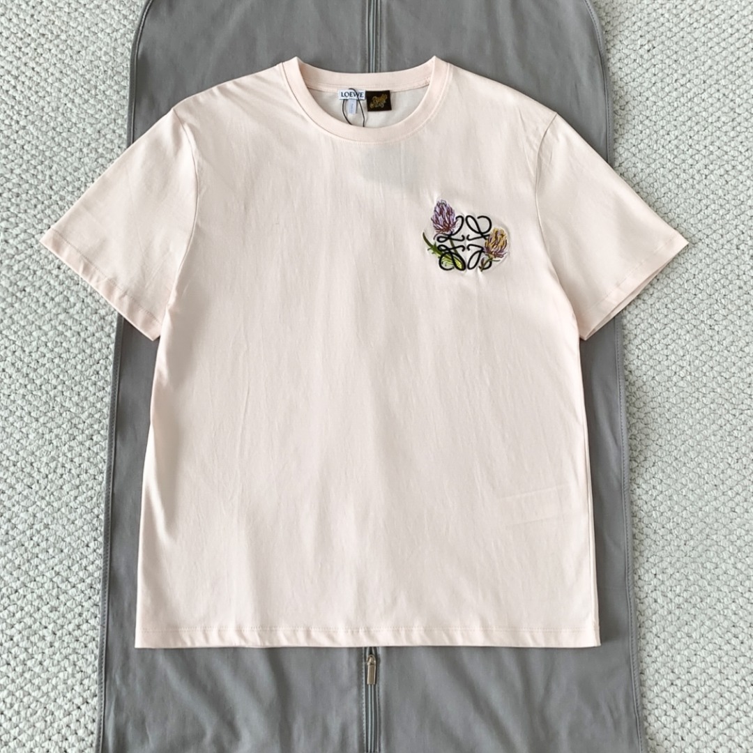 NO:830745,Original 1-1 development fk light pink LOEWE floral embroidered T-shirt 4800 Purchase the original production, custom-dyed cotton fabrics truly use the original custom-made yarn to ensure that the original version is shipped, no matter the details are restored, ZP 178 Customized main wheat Customized washed wheat Three codes in one Code number: XS S M L, Loewe-clothing, loewe, loewe, tees, t-shirt,19860909原版1-1开发 fk浅粉色 LOEWE花卉刺绣T恤 4800 购入原版制作,定制定染棉质面料真正用到原版订织纱线做到对版出货无论是做细节都还原ZP 178 定制主麦 定制洗水麦 三码合一 码数:XS S M L,罗意威-服装,loewe,loewe,tees，t-shirt,,Women's clothing