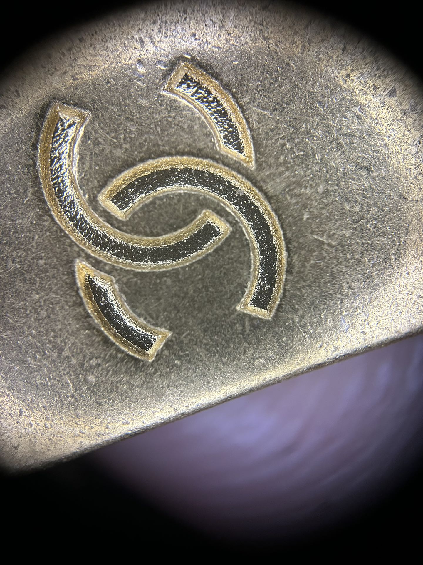 小小一个拉牌，n个鉴定点，zp拉牌为腐蚀工艺，做工干净利落