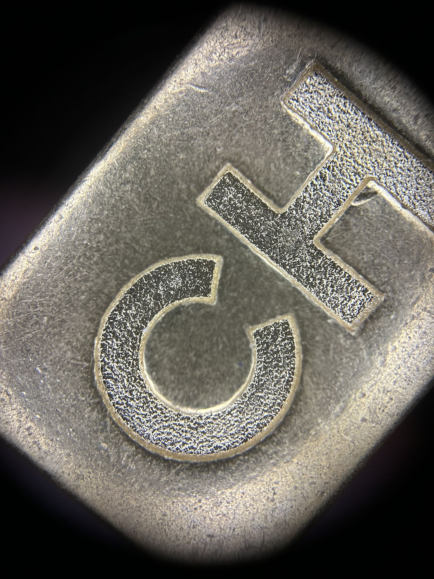 小小一个拉牌，n个鉴定点，zp拉牌为腐蚀工艺，做工干净利落