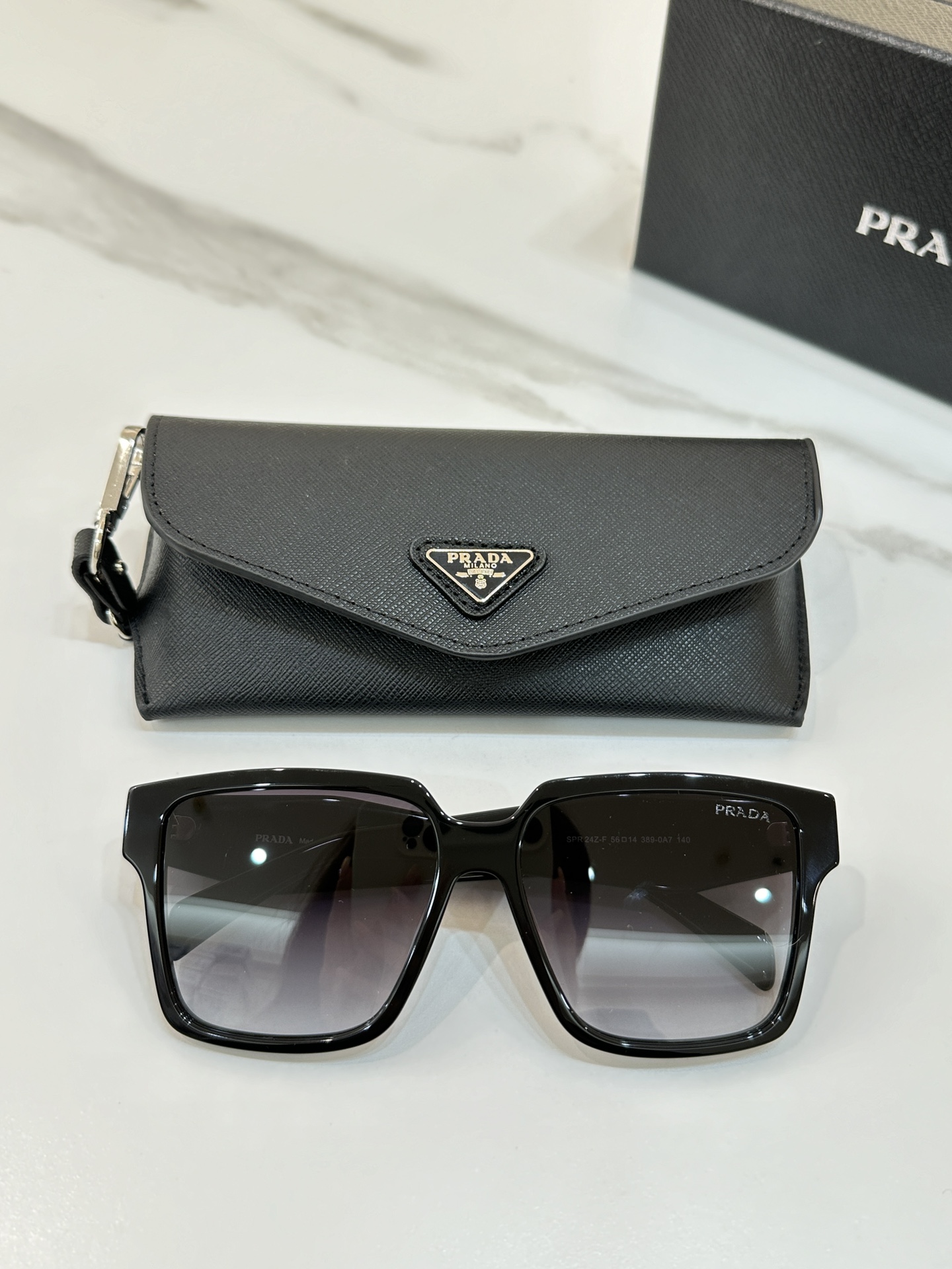 PRADA 太阳镜 板材 方形 黑色