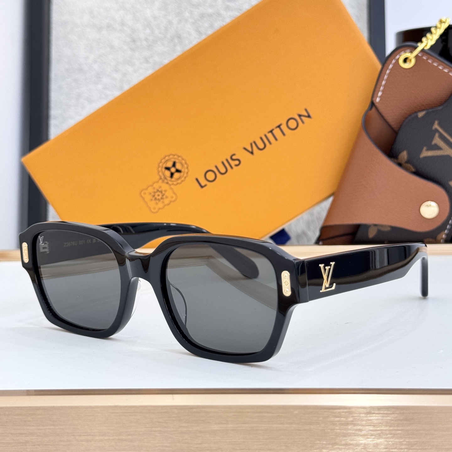 LOUIS VUITTO* MODEL: Z2676U TALLA:55口21-145🉐120