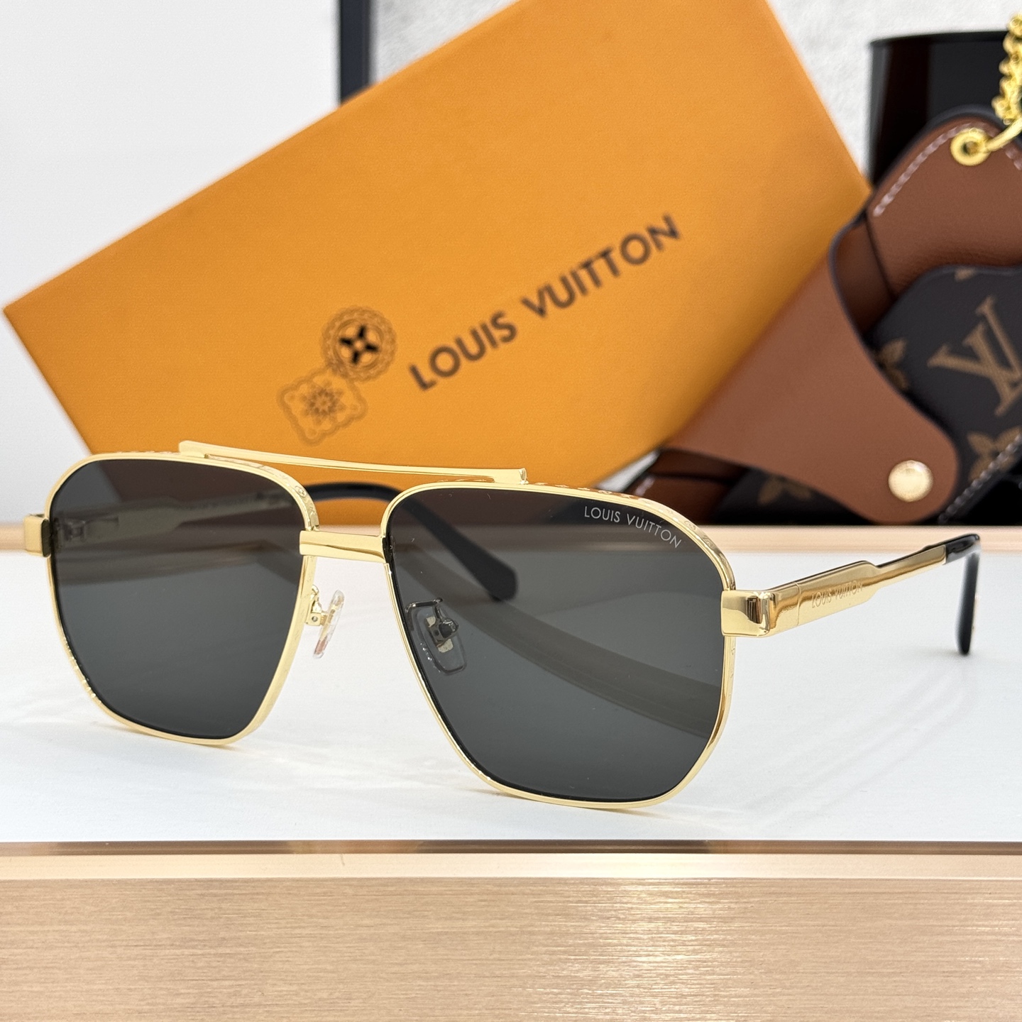 LOUIS VUITTO* MODELO: Z2549U TALLA: 60口17-145 🉐110