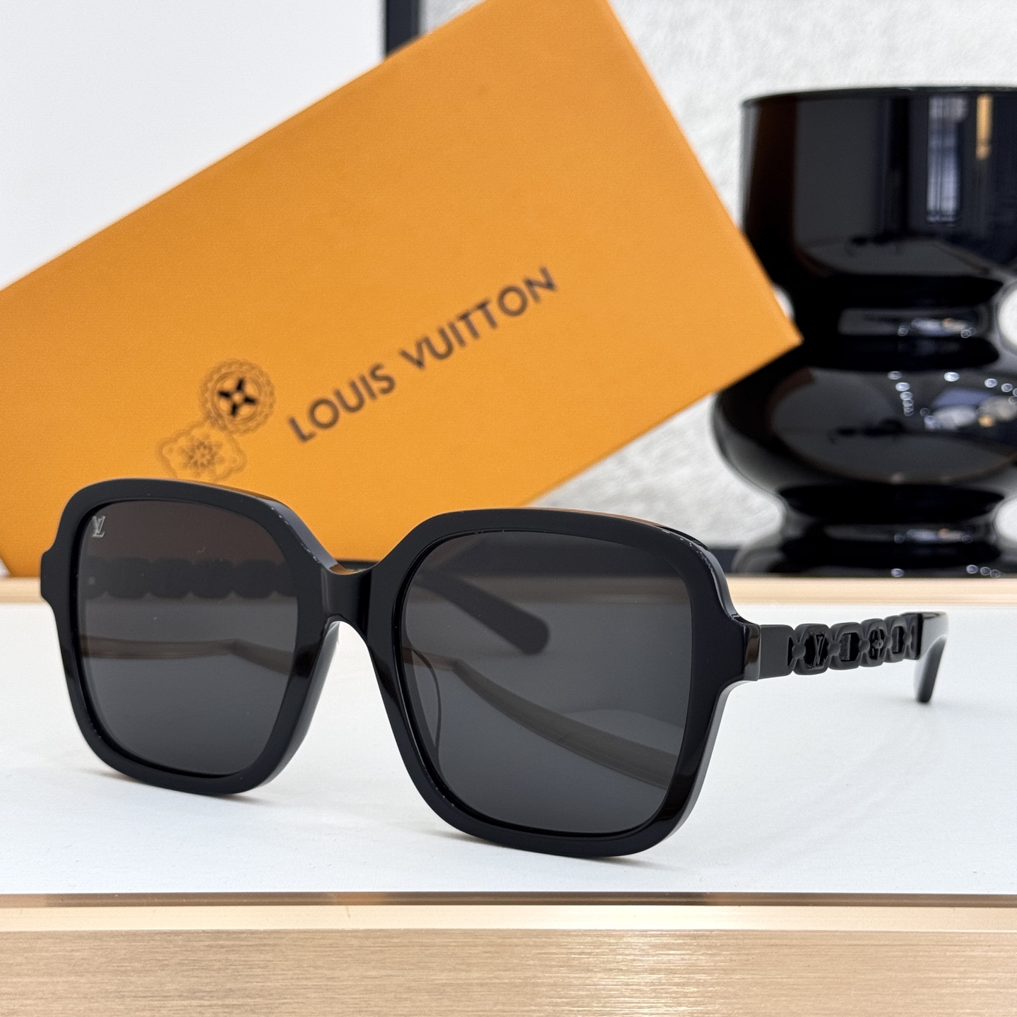 LOUIS VUITTO* MODELO: Z2648W TALLA: 56口20-145
