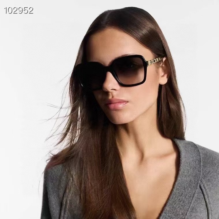 LOUIS VUITTO* MODELO: Z2648W TALLA: 56口20-145