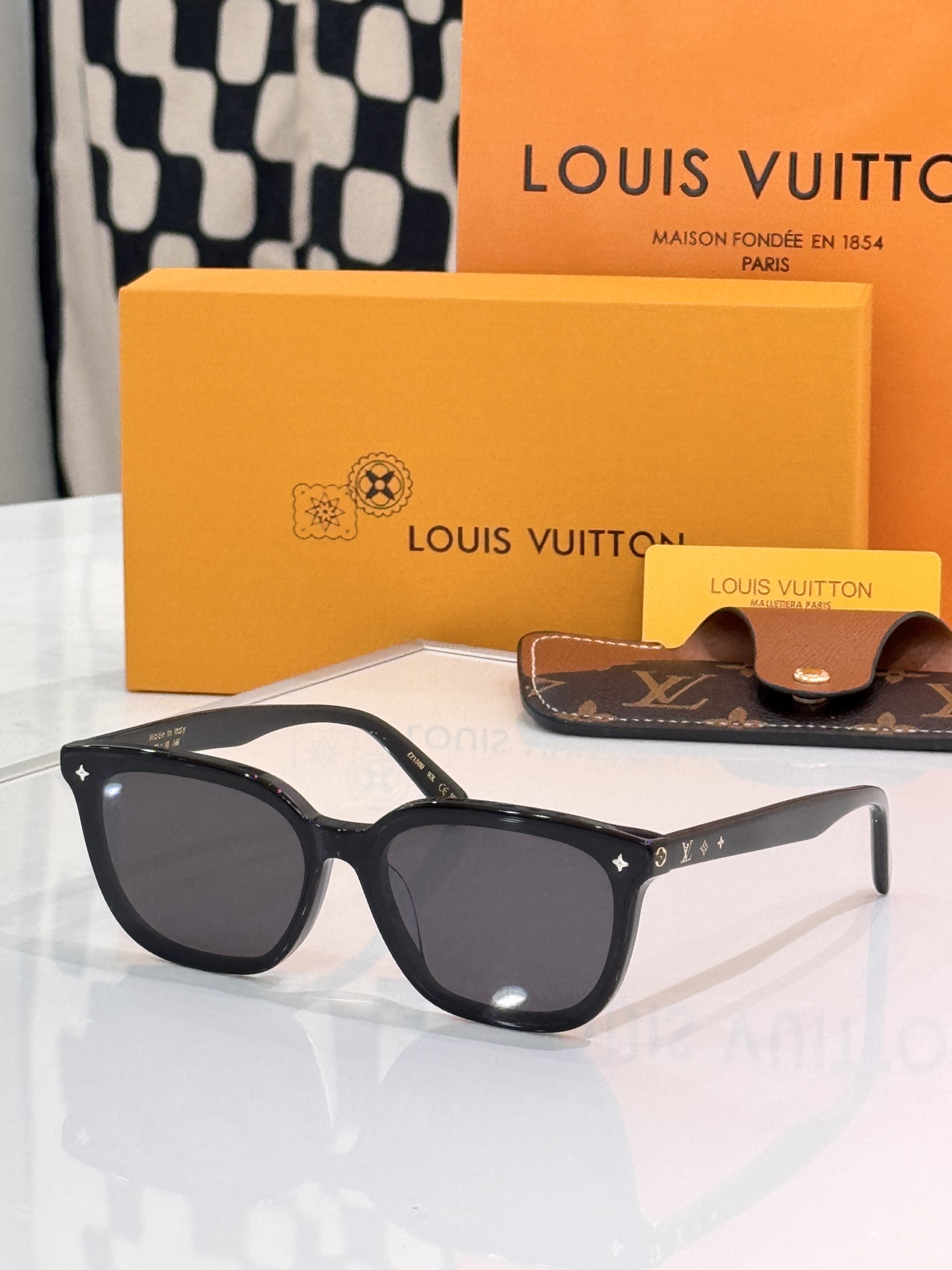 LOUIS VUITTO* MODELO: Z2136U TALLA: 63口15-145