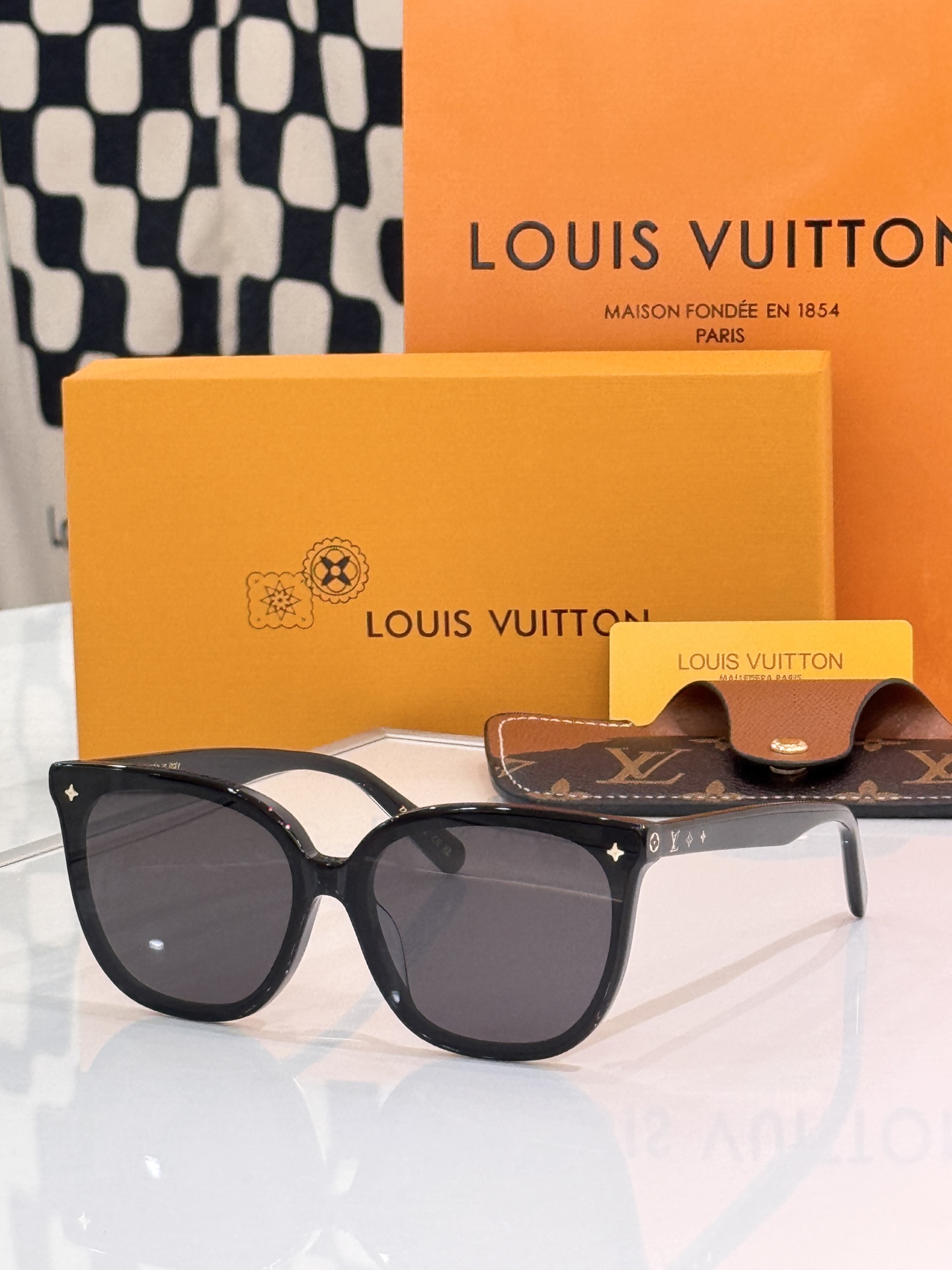 LOUIS VUITTO* Modelo: Z2156U Tamaño: 55口18-145