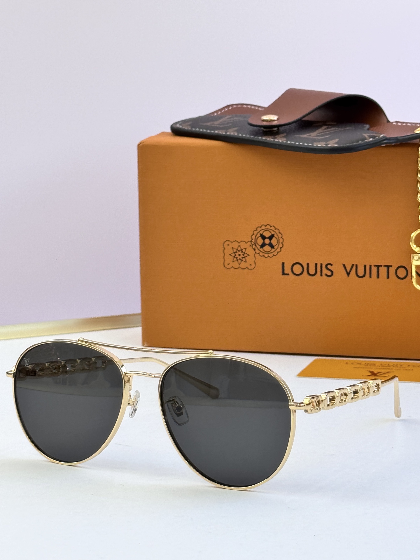 LOUIS VUITTO* MODELO: Z1539E TALLA: 58口-18-145🉐125