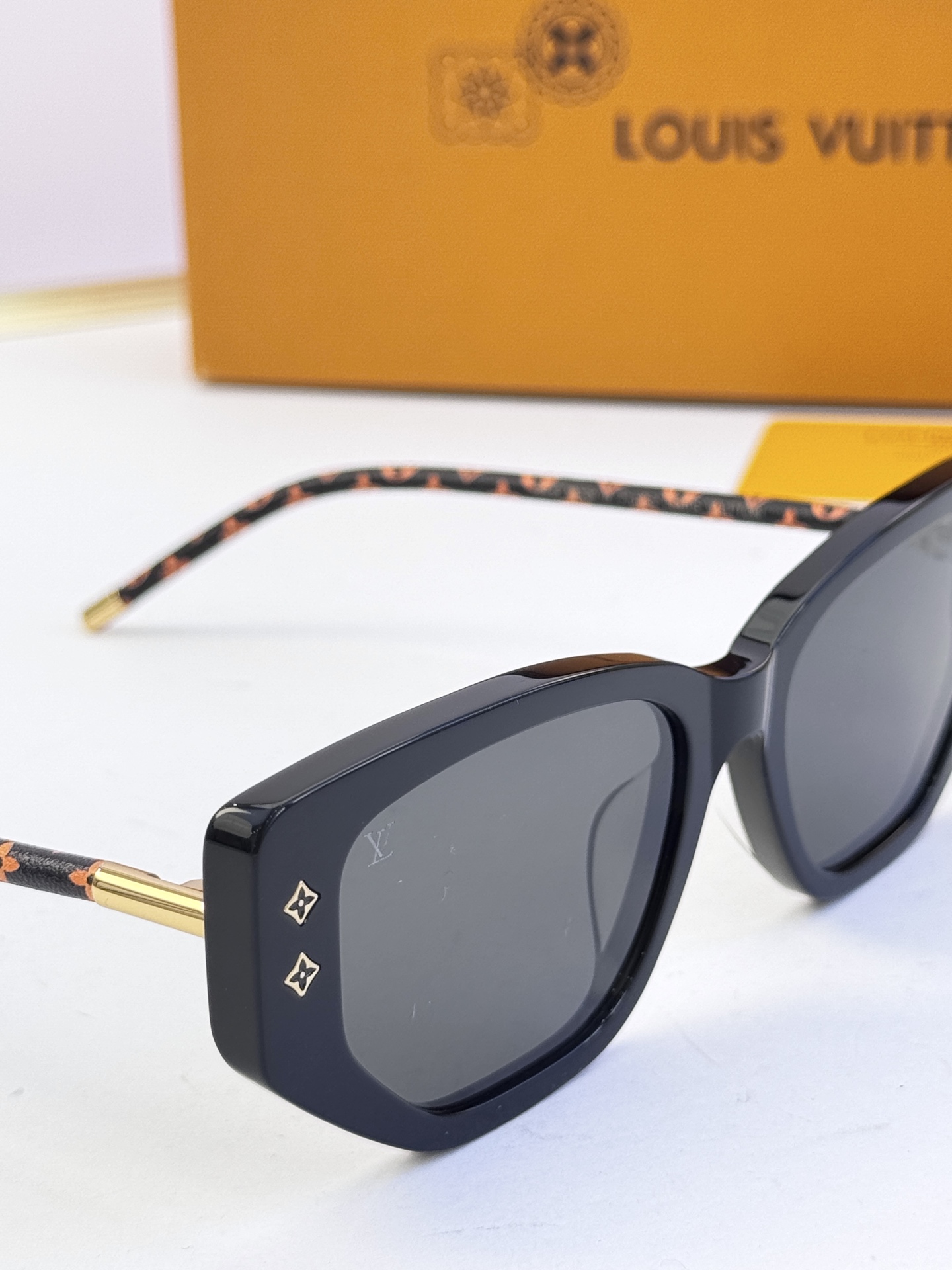 LOUIS VUITTO* MODELO: Z3211E TALLA: 53口18-145
