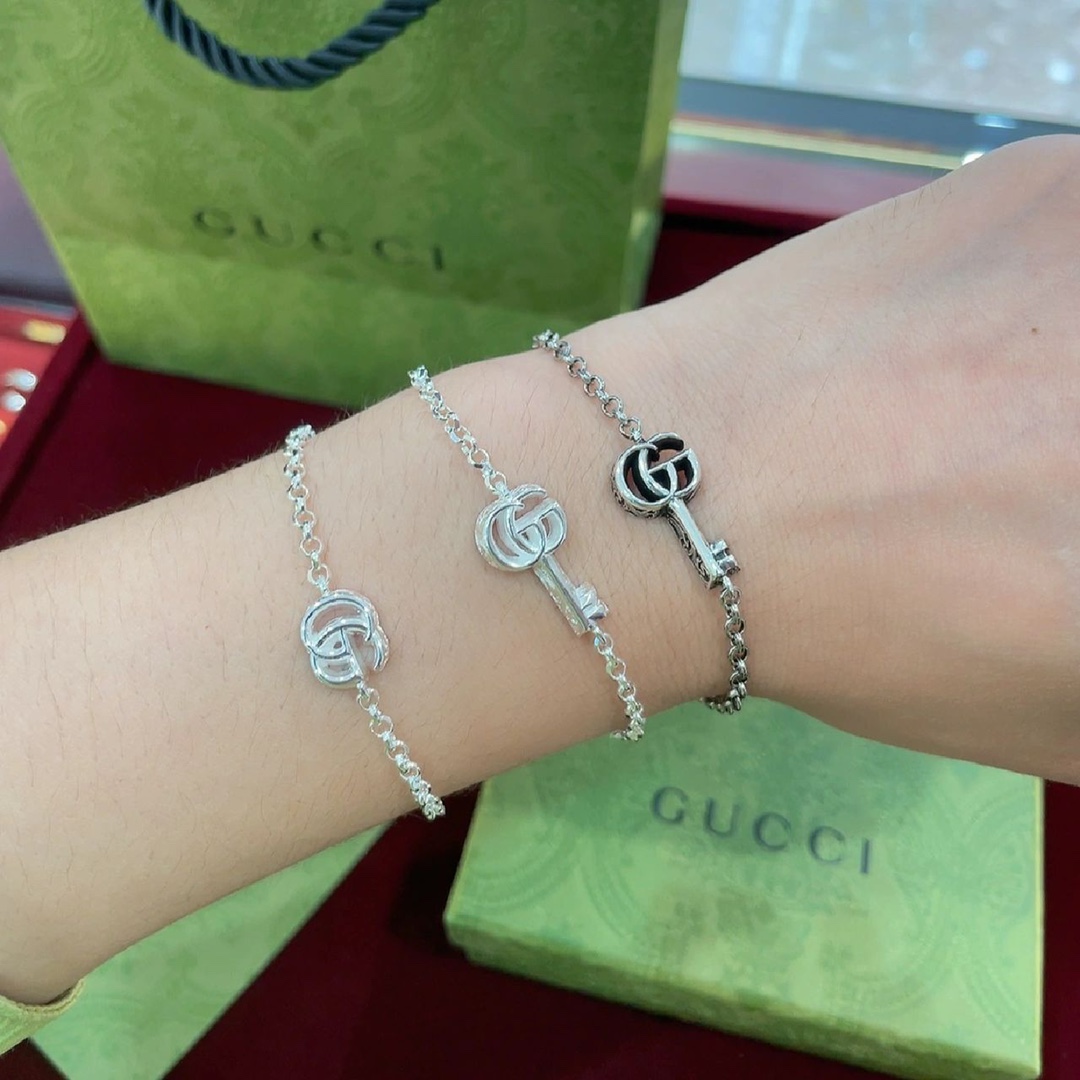 NO:102046,Three Gucci bracelets, two bright silver ones are new, one retro one is a little dark, it is the previous style. I think the bright silver ones will make the skin look whiter, and the dark ones will be more casual. I personally prefer the key shape because it has the meaning of happiness and the meaning of opening. You can open the door of wealth hahaha or start a new journey, Gucci bracelet, gucci, gucci, bracelet19860909三款Gucci手链 两款亮银的是新款的 一个复古的有点黑是之前的款式 觉得亮银的会更白显得肤色比较好 度黑的会比较休闲一些 个人更喜欢钥匙的造型 因为有开心的寓意,以及开启的寓意 可以开启财富之门哈哈哈或是开启新的征程,古驰手链,gucci,gucci,bracelet,Jewelry