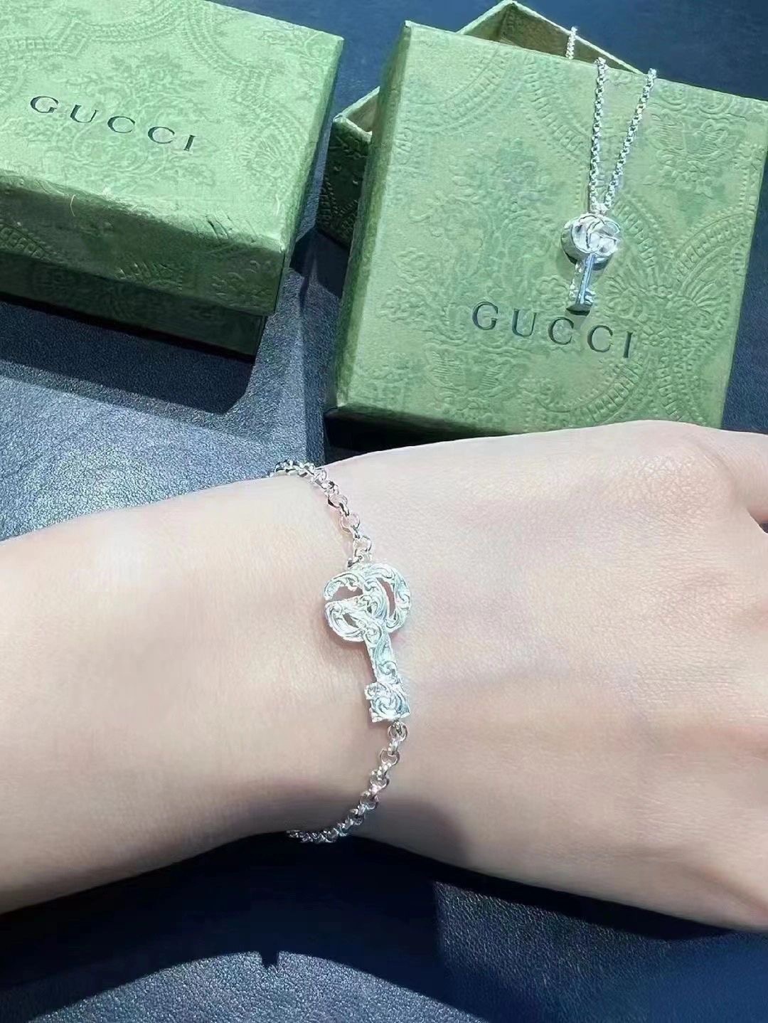 NO:115178,Necklace Bracelet 80 earrings 60 Gucci is released. On the oldest basis of the last season, Gucci has designed a new style for babies who like bright silver. Come and try it on if you plant grass. Garment quality, gucci, necklace, bracelet19860909项链手链80耳钉60Gucci 又出新款 在上一季最旧的基础上 再次Gucci为喜欢亮银的宝宝设计了 新款首饰 种草的快来试戴吧,饰品精品,gucci,necklace,bracelet,Jewelry