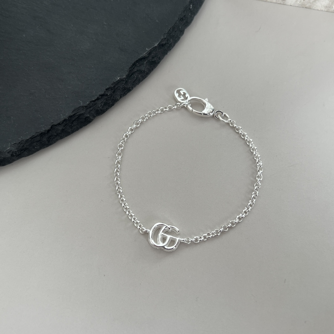 上新 

Gucci古驰GG Marmont系列双G手链

尺寸：16cm 18cm 20cm