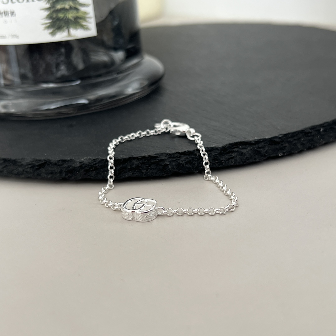 上新 

Gucci古驰GG Marmont系列双G手链

尺寸：16cm 18cm 20cm