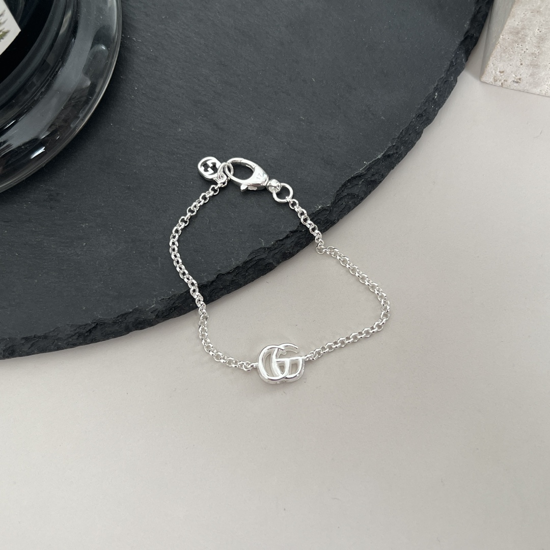 上新 

Gucci古驰GG Marmont系列双G手链

尺寸：16cm 18cm 20cm
