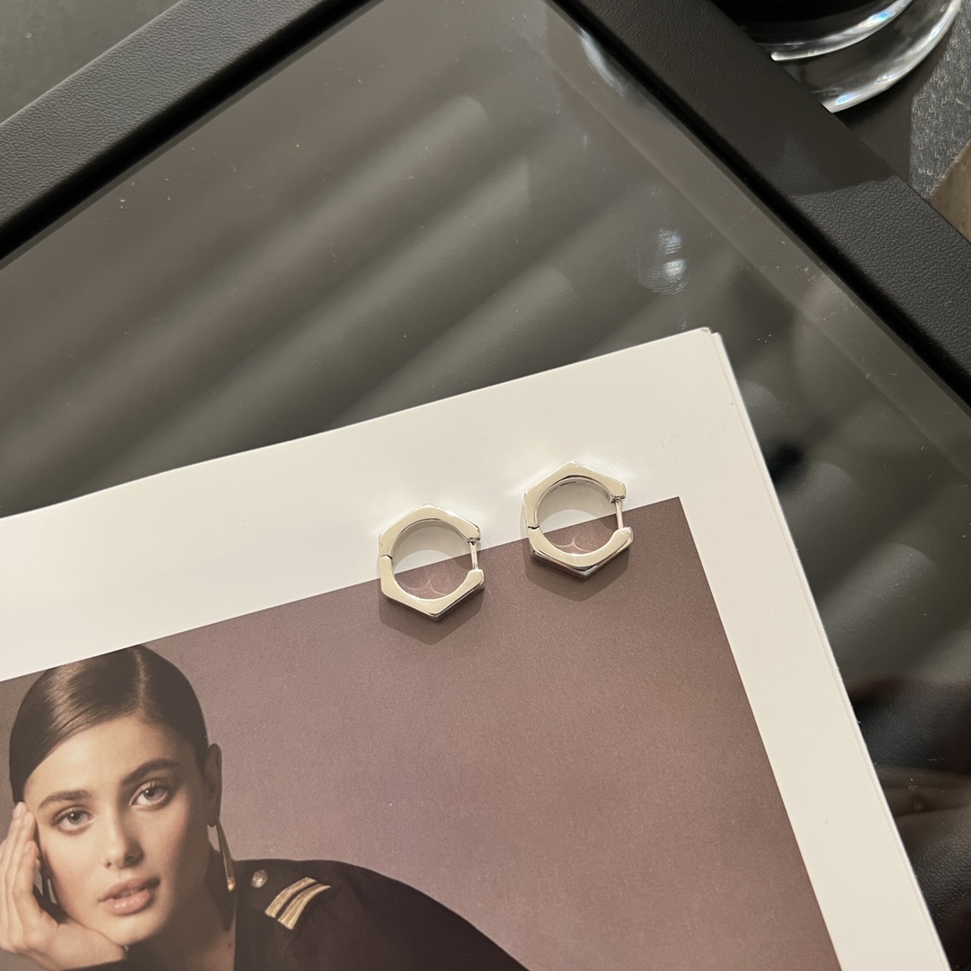 NO:101927,Gucci sterling silver trademark engraved earrings, Gucci stud earrings, gucci, gucci, earrings, pure silver19860909Gucci古驰纯银商标刻花耳环,古驰耳钉,gucci,gucci,earrings,pure silver,Jewelry