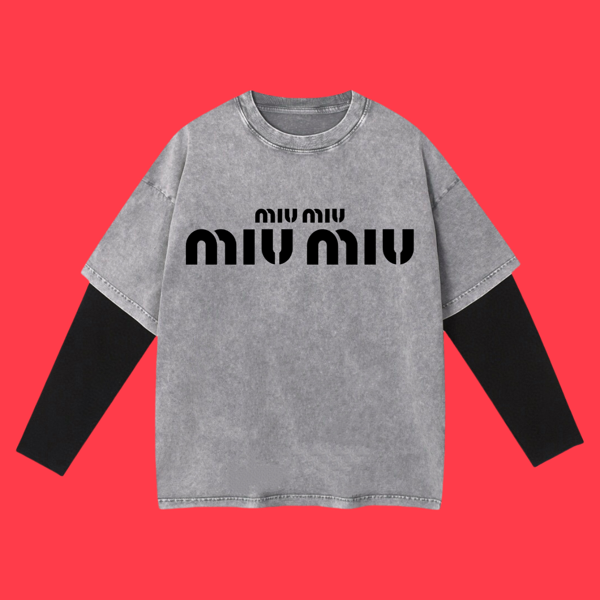 （合作让利） 高端品质 MIUMIU 2025SS春夏装 假两件洗水雪花系列 大字体logo假两件长T恤 采用进口康丽数码直喷印花 定染高品质潮牌100%棉洗后260G面料 成衣件染➕洗水炒雪花 OS宽松落肩版型 男女同款 size：S.…