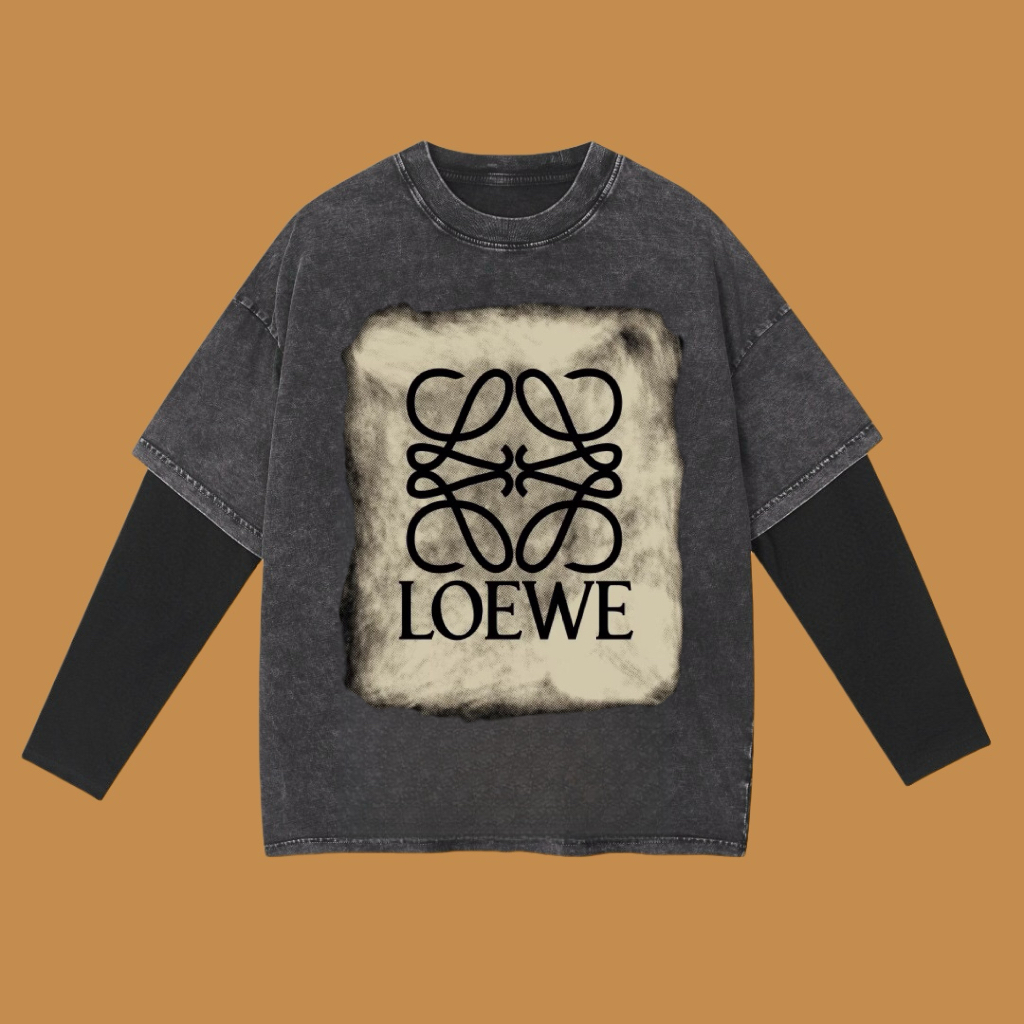 🅿️120 （合作让利） 高端品质 LOEWE 2025SS春夏装 假两件洗水雪花系列 雾霾LOGO假两件长T恤 采用进口康丽数码直喷印花 定染高品质潮牌100%棉洗后260G面料 成衣件染➕洗水炒雪花 OS宽松落肩版型 男女同款 si…
