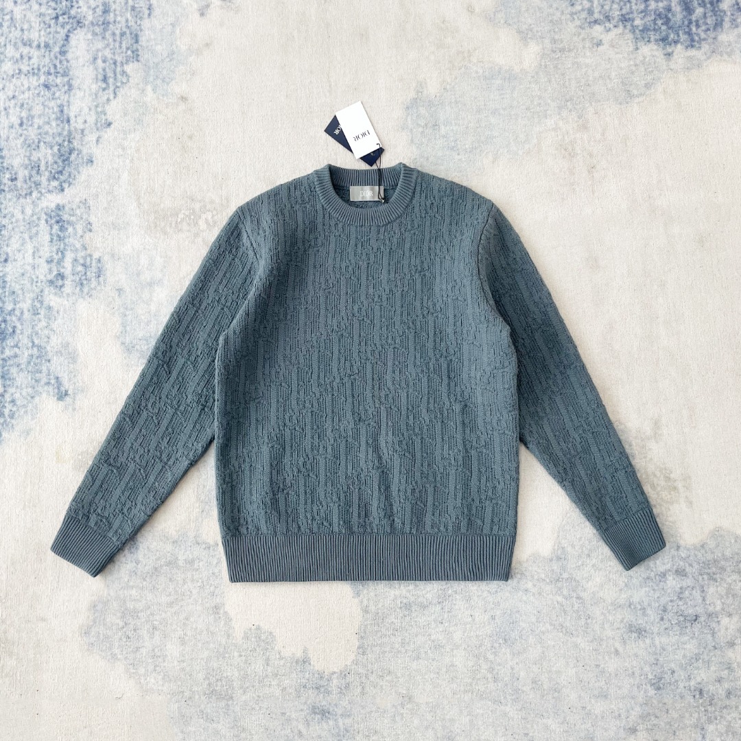 NO:316745,[Vine plaid full-flower pullover] Official website price (2356T gray) Referring to the original yarn, the wool material is the same as the original yarn. This high-elastic core filler yarn is not available in the market; the whole process of coloring, dyeing, spinning development, core filler yarn has many processes, and the raw material core needs to be spinned out. In the secondary processing, the machine hooking yarn is carried out, and the raw material core is penetrated; the machine speed cannot be fast, and the wire is easily pulled out as soon as the wire is drawn, it will be scrapped; after dyeing is done, the dyeing cylinder can only find a high-temperature cylinder, if the temperature is not enough, the yarn will be dyed unevenly; high-temperature cylinders are generally rare in dyeing factories. Generally, dyeing takes 12 hours to enter the cylinder, and it takes several hours to dry it out for low temperature, and the temperature is too high. It is directly scrapped after dyeing. After dyeing, the hair can only be beaten slowly.,,alexander wang19860909【藤格纹满花套头衫】官网价（2356T 灰色） 参照原版纱线进行开发,毛料采用的是与原版一样的【高弹灌芯纱】 ,这个高弹灌芯纱市场无现货；全程打色,定染,纺纱开发, 灌芯纱做工工序多,需要纺出原料芯,在进行【二次加工上机勾纱】, 穿原料芯；机器转速不能快,一快容易抽丝,一旦抽丝就废了； 做完在进行染色,染色缸只能找高温缸,温度不够纱会染色不均匀； 高温缸一般染厂很少见,一般染色进缸需要12小时, 出来进行烘干要低温烘干需要几个小时,温度太高直接报废； 染完色进行打毛只能慢机打.,,alexander wang,Women's clothing