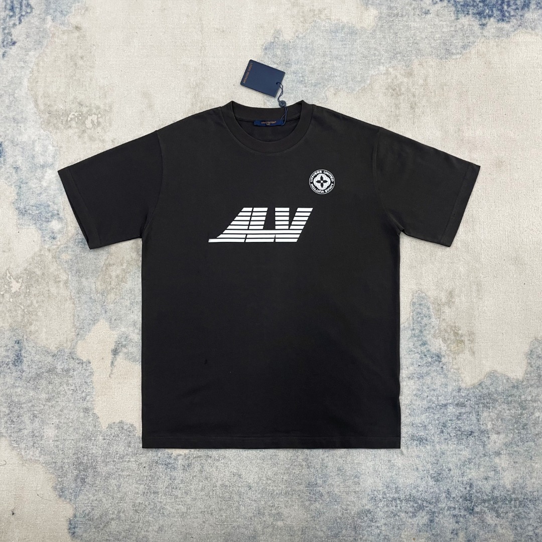 NO:321750,[Floor shaft mark printed T-shirt] Official website The fabric is made of [32s double yarn cotton jersey], [Gram weight 230g], matching [32s double yarn 1*1 horizontal plate woven thread], front and back web adopts [elliptical screen printing], scan Y-type flower pattern to make printed film, [Mechanical net 80 mesh frame], imported environmentally friendly glue adds a certain proportion of soft oil to mix, the base cloth does not add [anti-sublimation liquid] to directly print, the printing pattern has the cloth base color   straight crack effect.,,tees, t-shirt,alexander wang19860909【地轴标印花T恤】官网 面料采用【32s双纱全棉平纹布】,【克重230g】, 配套【32s双纱1*1横版机织造螺纹】,前后幅采用【椭圆机丝网印花】, 扫描Y版花型制作印花菲林,【机械网80目数网框】, 进口环保胶浆添加一定比例软油调配,底布不添加【防升华液】直接印, 印花图案浮现布底色 直裂效果.,,tees，t-shirt,alexander wang,Women's clothing